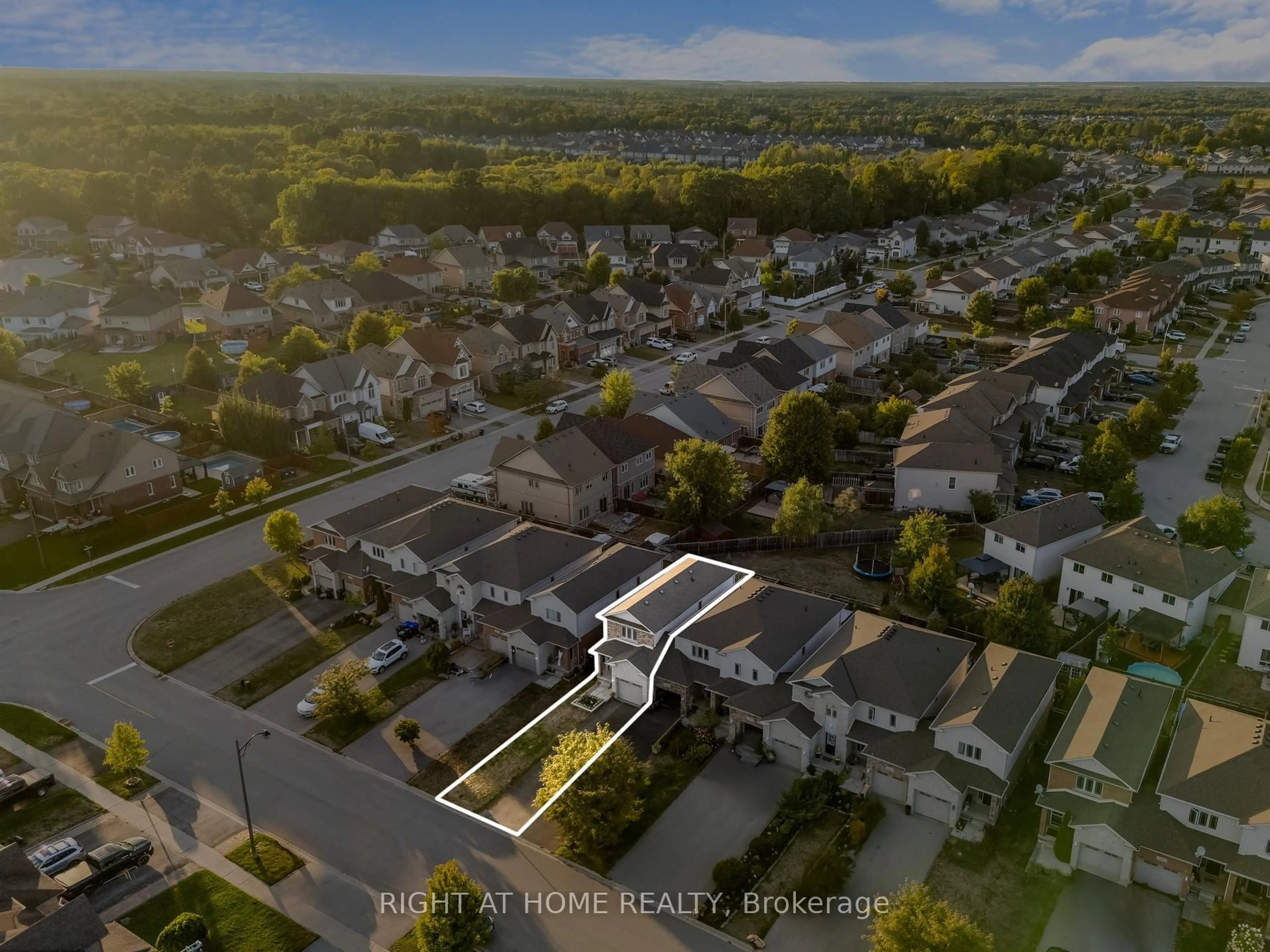 A pic from outside/outdoor area/front of a property/back of a property/a pic from drone, street for 219 Banting Cres, Essa Ontario L3W 0P8