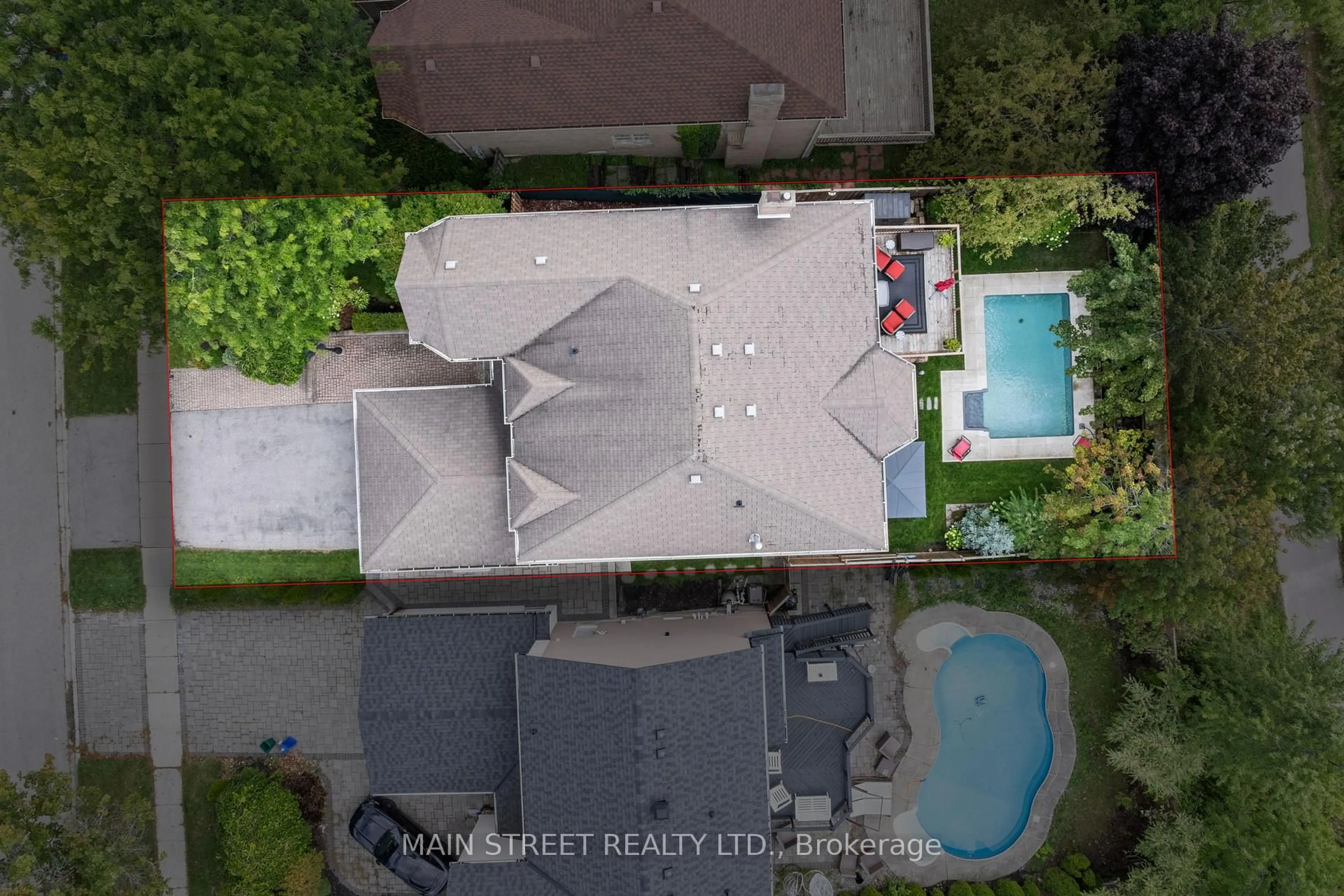 A pic from outside/outdoor area/front of a property/back of a property/a pic from drone, street for 255 Glenway Circ, Newmarket Ontario L3Y 7S6