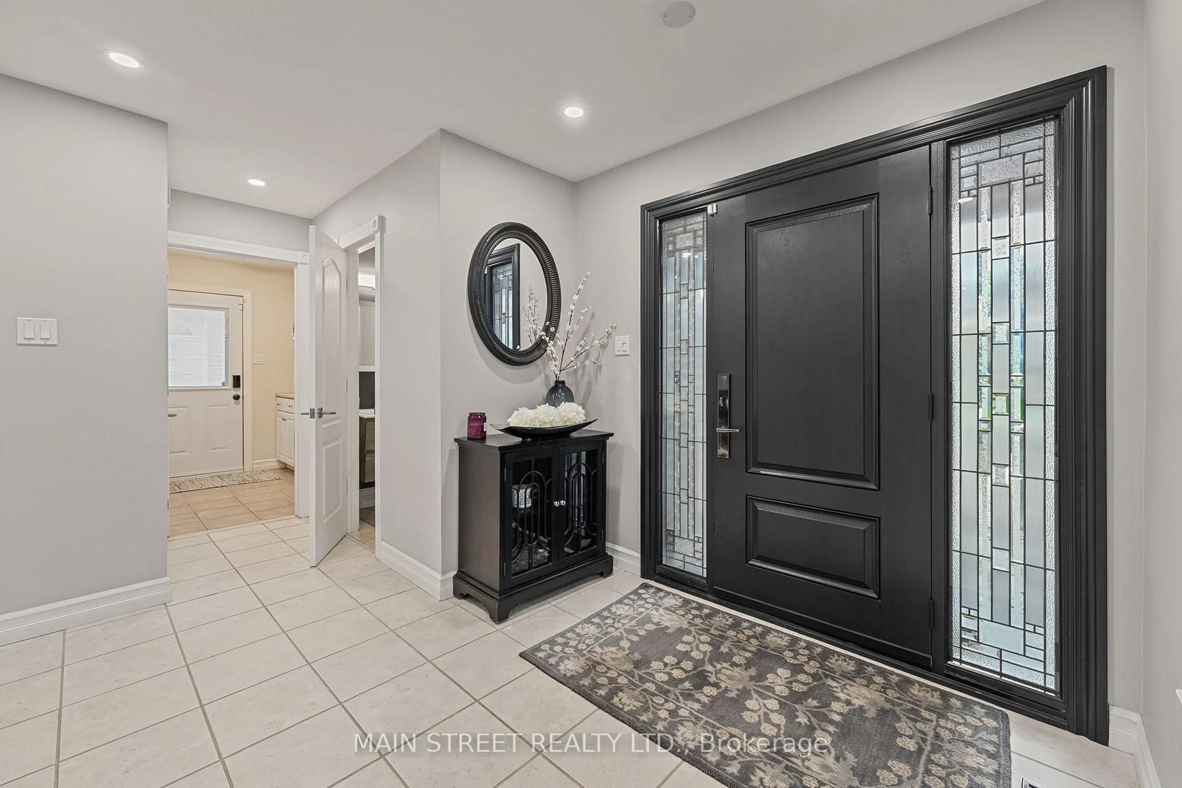 Indoor entryway for 255 Glenway Circ, Newmarket Ontario L3Y 7S6