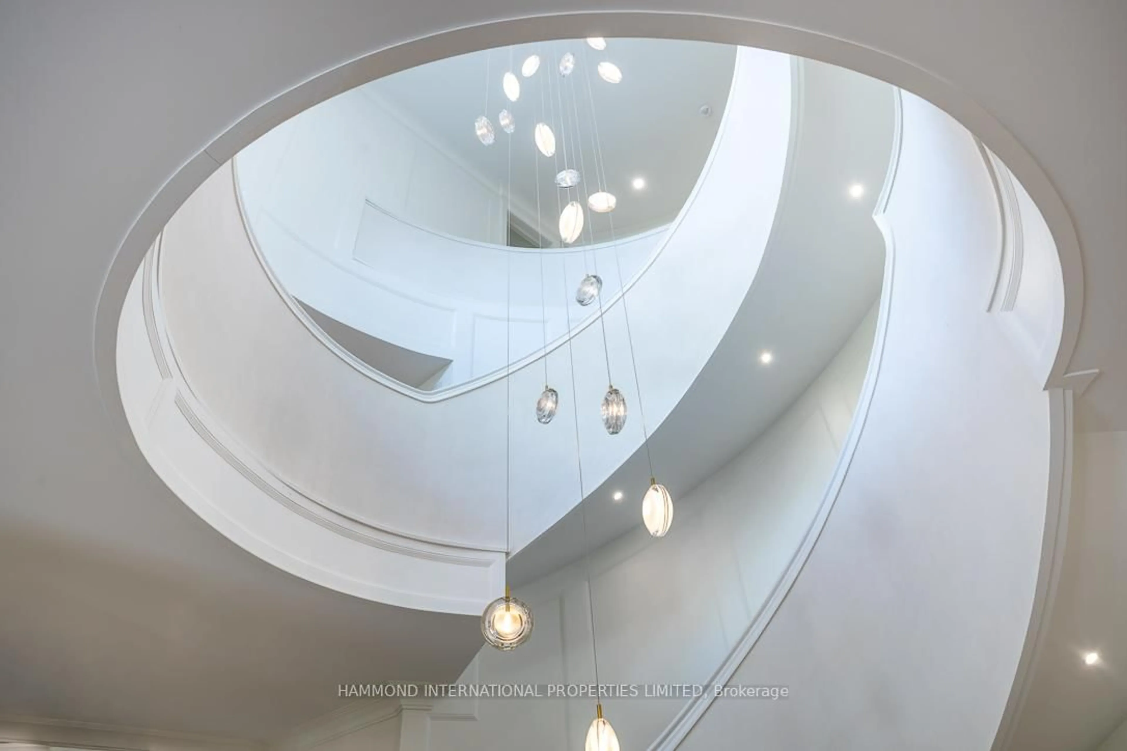 Indoor foyer for 35 Kingswood Dr, King Ontario L7B 1K8