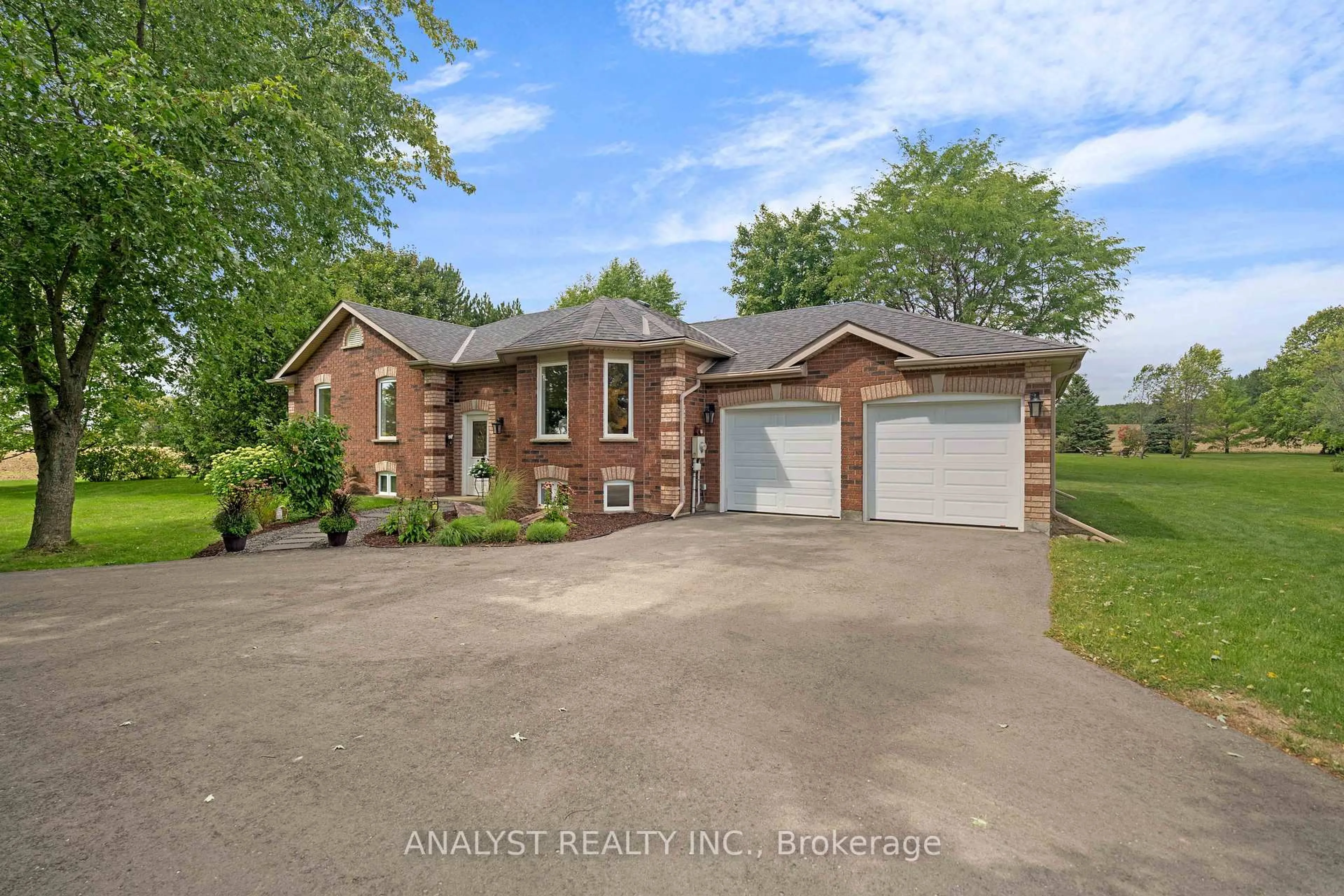 A pic from outside/outdoor area/front of a property/back of a property/a pic from drone, street for 4162 Line 8, Bradford West Gwillimbury Ontario L3Z 3R3