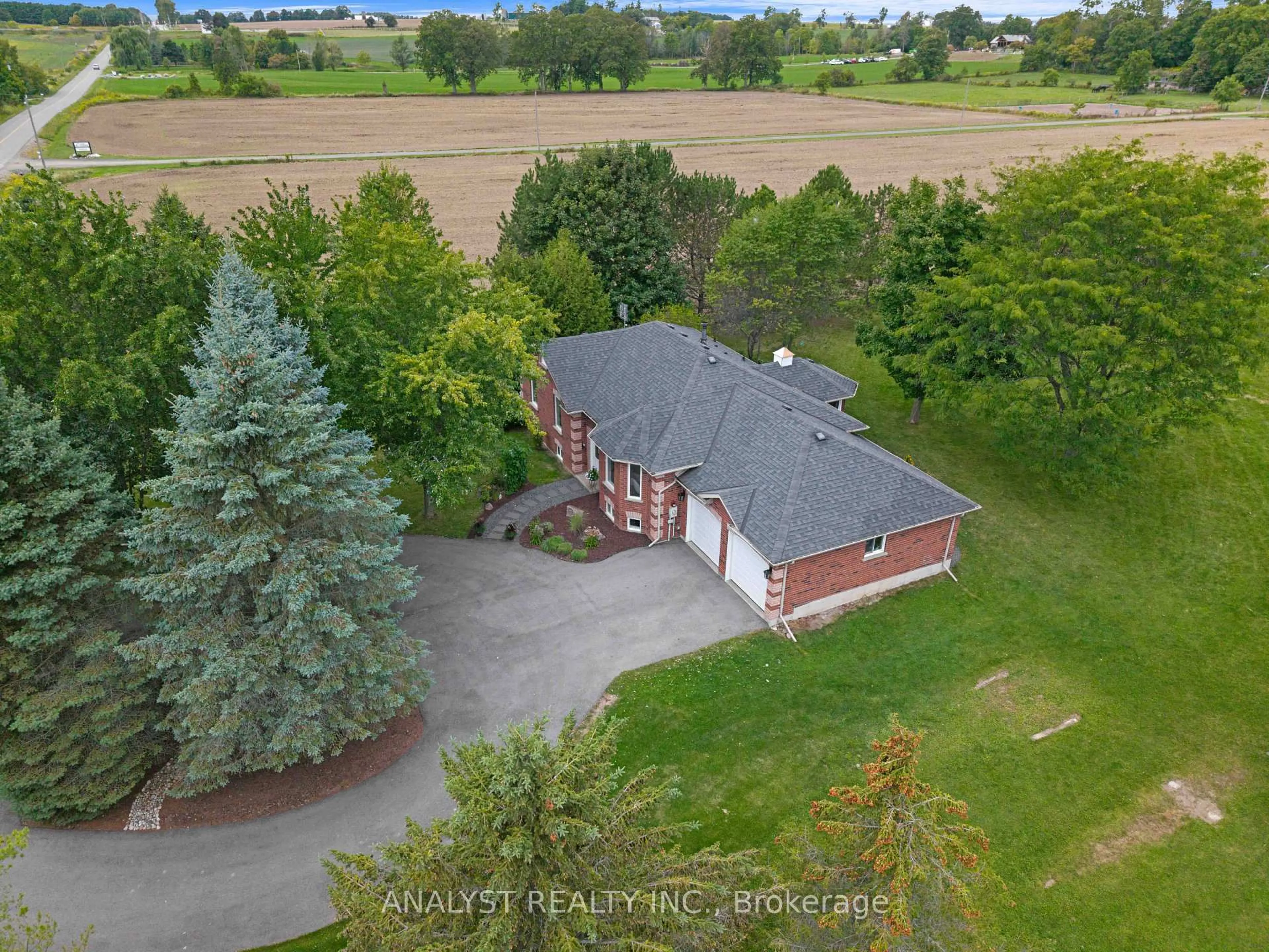 A pic from outside/outdoor area/front of a property/back of a property/a pic from drone, water/lake/river/ocean view for 4162 Line 8, Bradford West Gwillimbury Ontario L3Z 3R3
