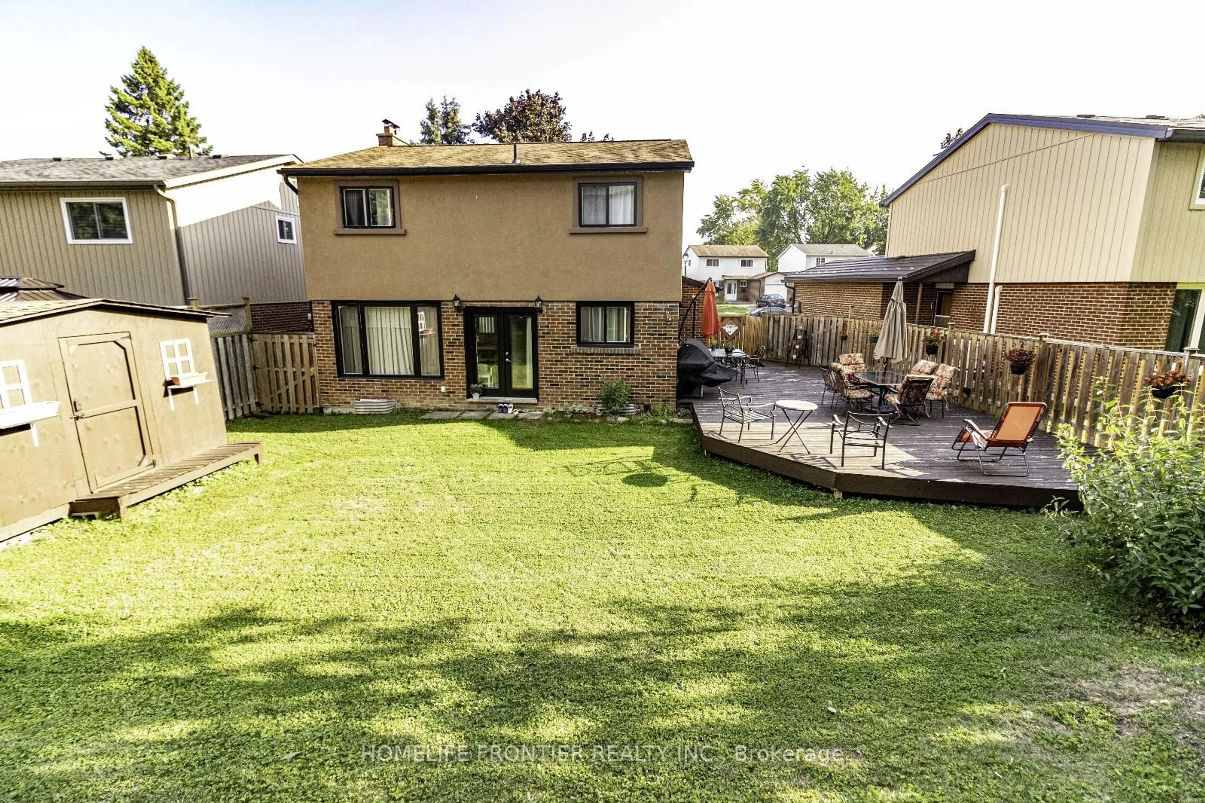 A pic from outside/outdoor area/front of a property/back of a property/a pic from drone, street for 233 William Roe Blvd, Newmarket Ontario L3Y 1B4