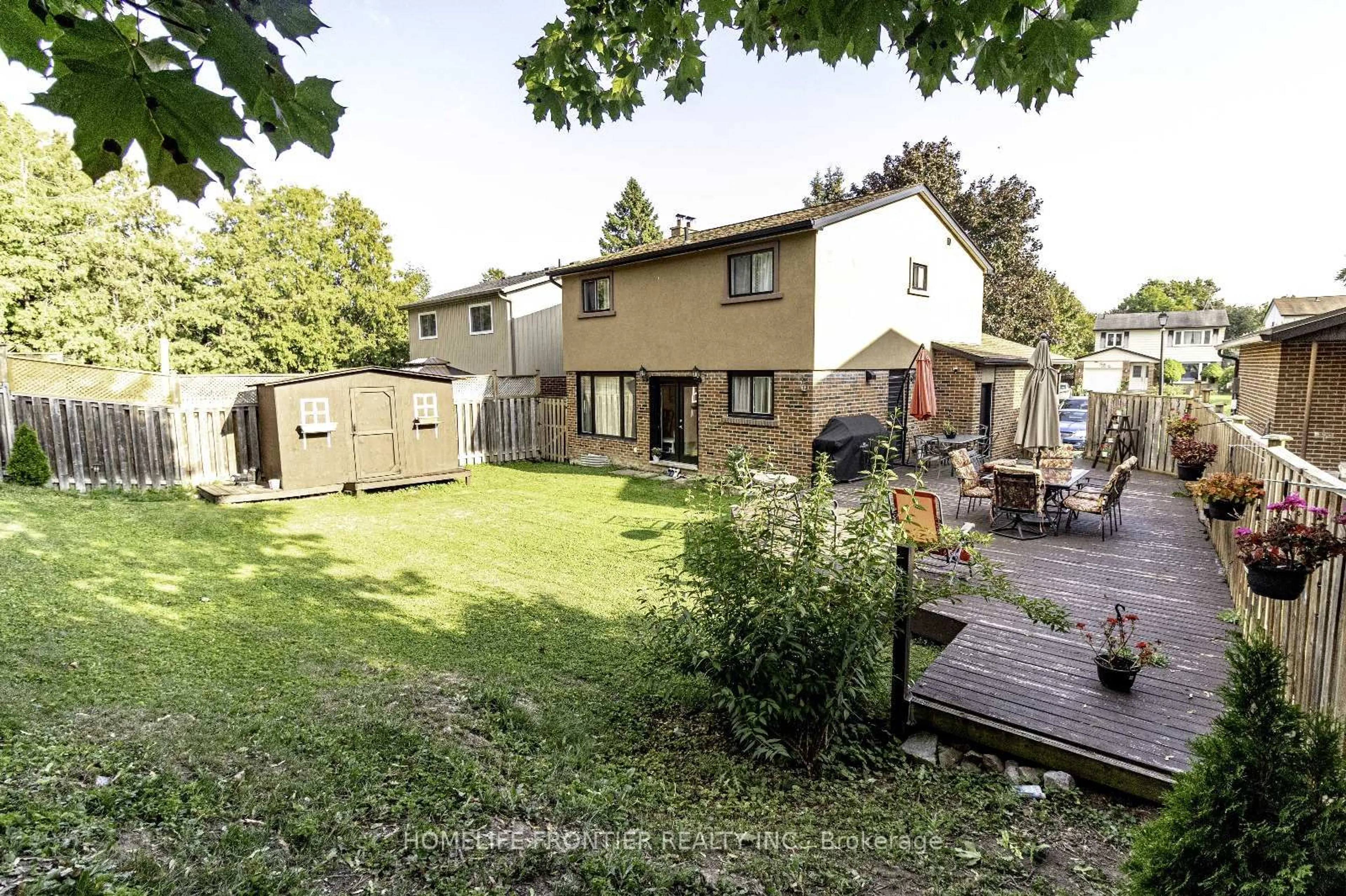 A pic from outside/outdoor area/front of a property/back of a property/a pic from drone, street for 233 William Roe Blvd, Newmarket Ontario L3Y 1B4
