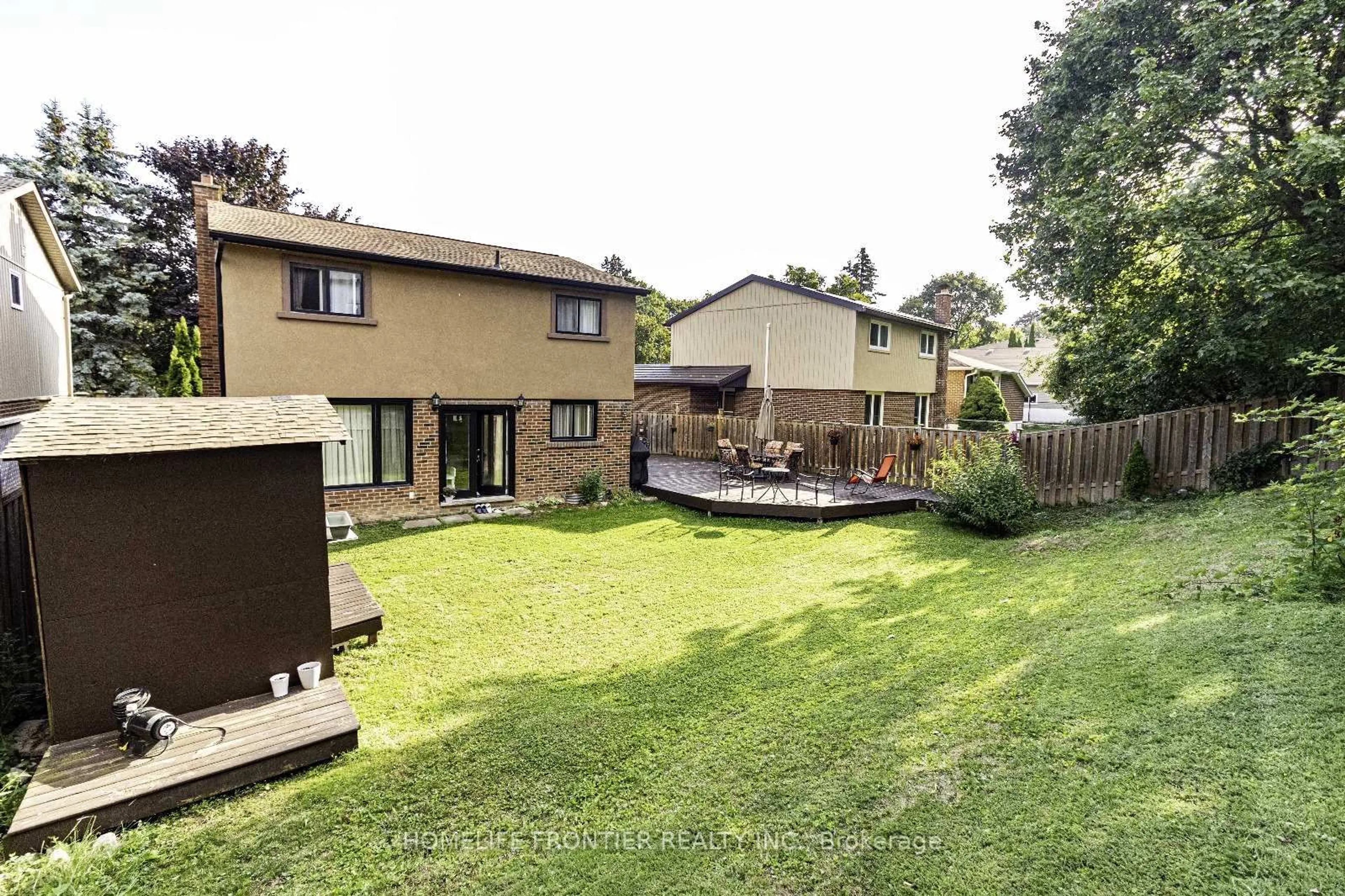 Patio, street for 233 William Roe Blvd, Newmarket Ontario L3Y 1B4