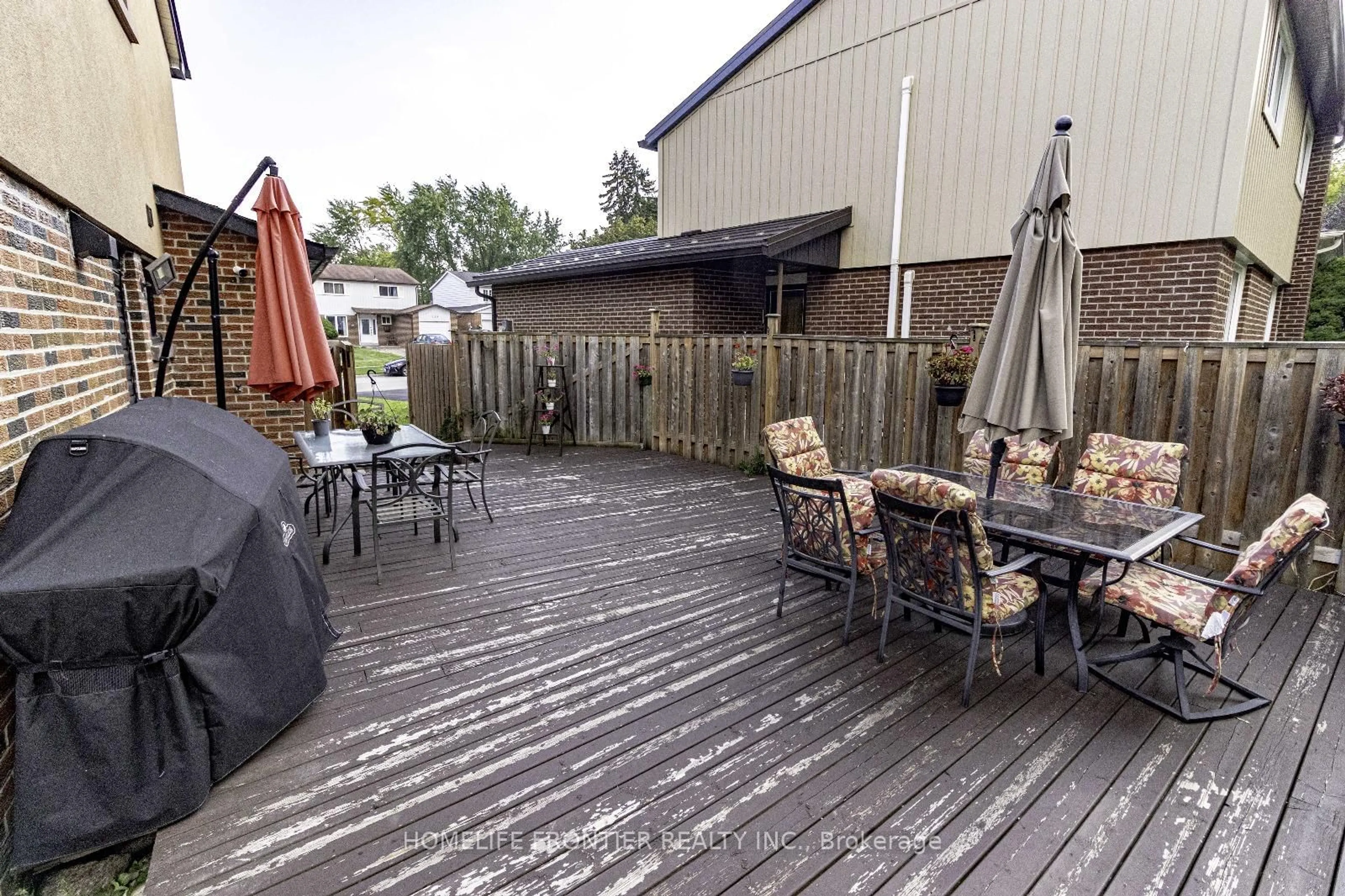 Patio, street for 233 William Roe Blvd, Newmarket Ontario L3Y 1B4
