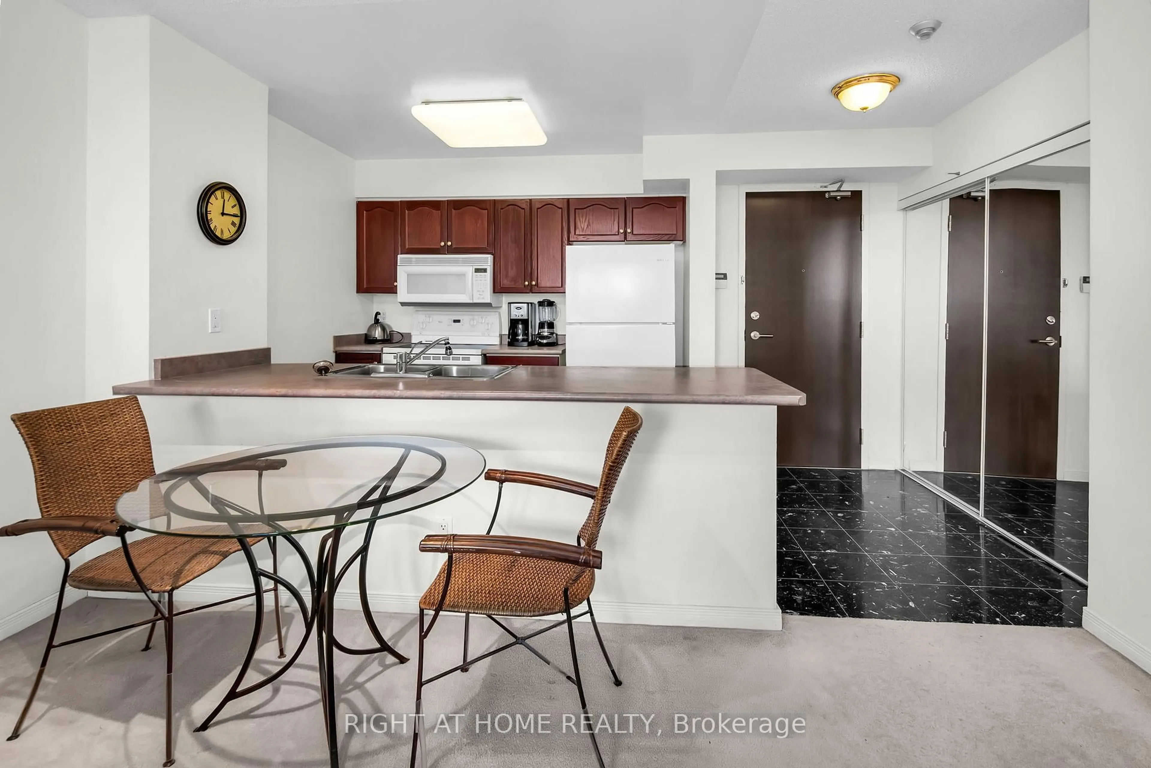 Standard kitchen, ceramic/tile floor for 29 Northern Hts Dr #601, Richmond Hill Ontario L4B 4L8
