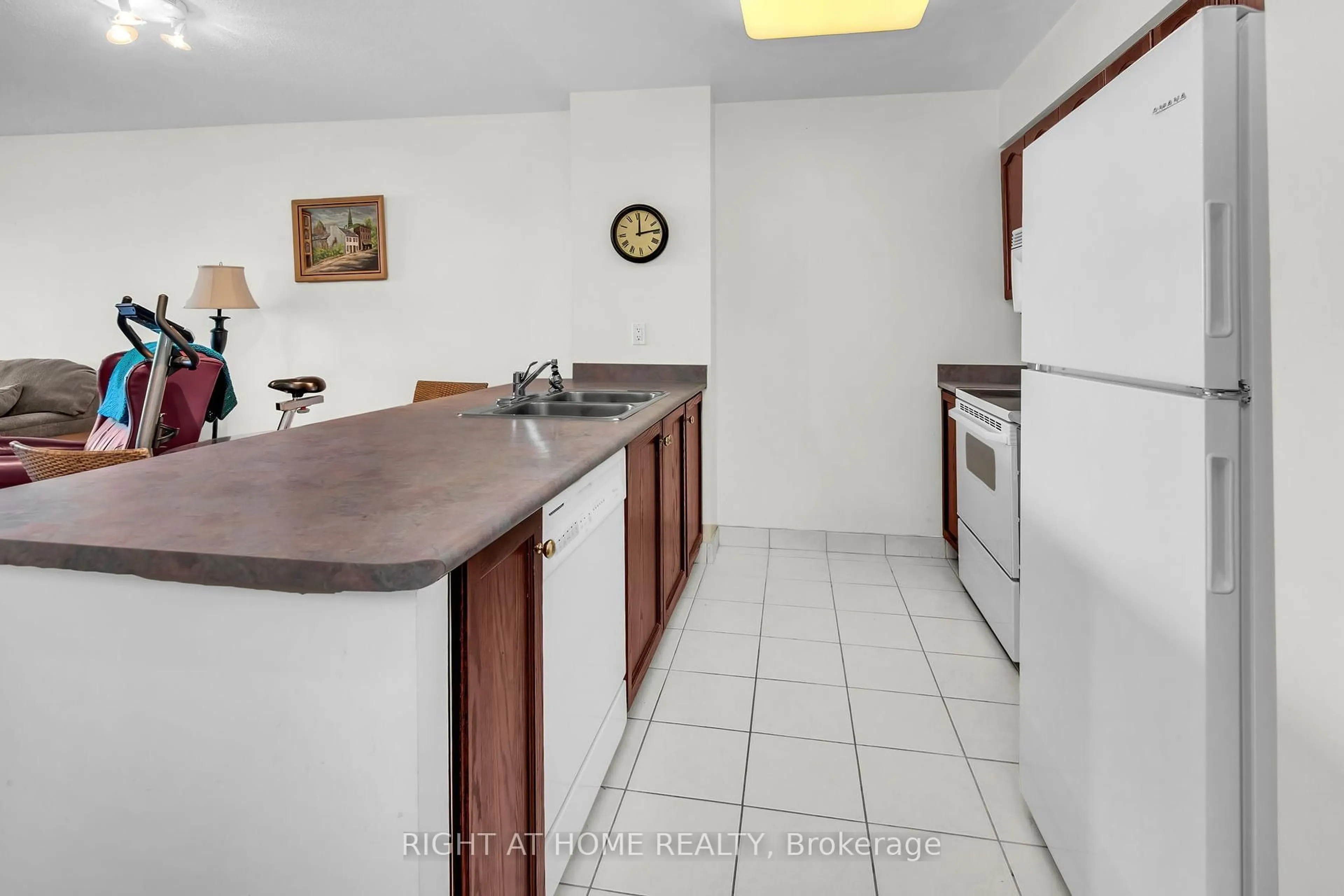 Standard kitchen, unknown for 29 Northern Hts Dr #601, Richmond Hill Ontario L4B 4L8