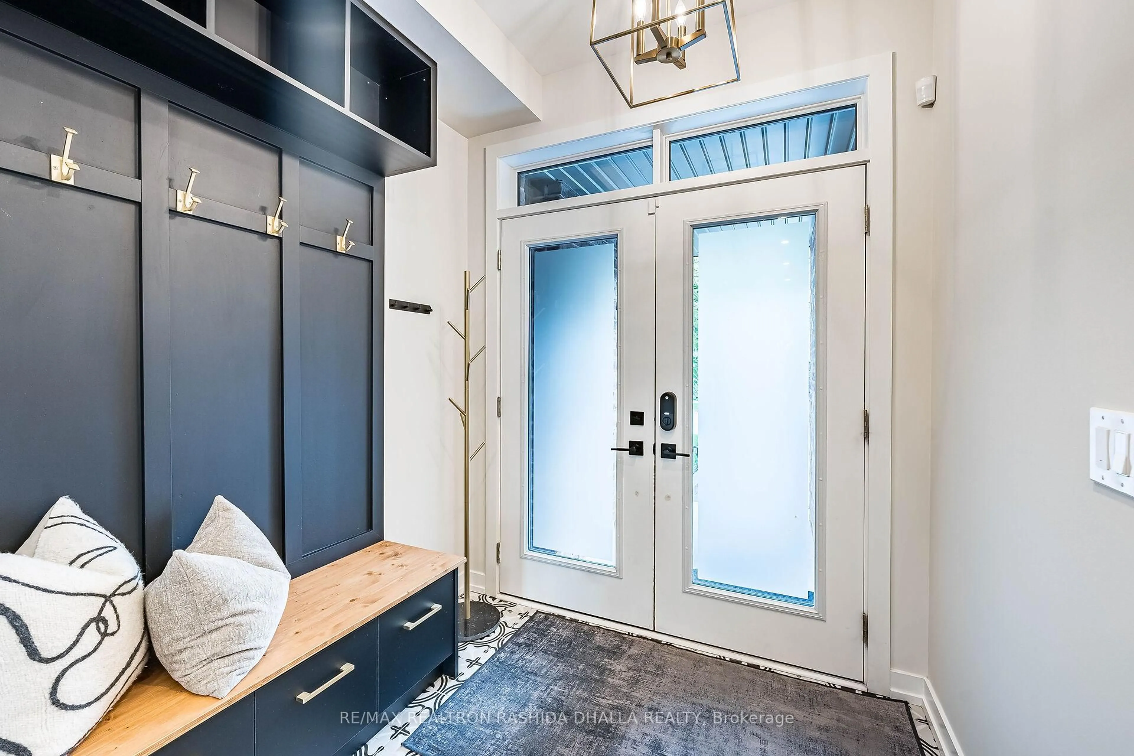 Indoor entryway for 87 Glenngarry Cres, Vaughan Ontario L6A 4Z4