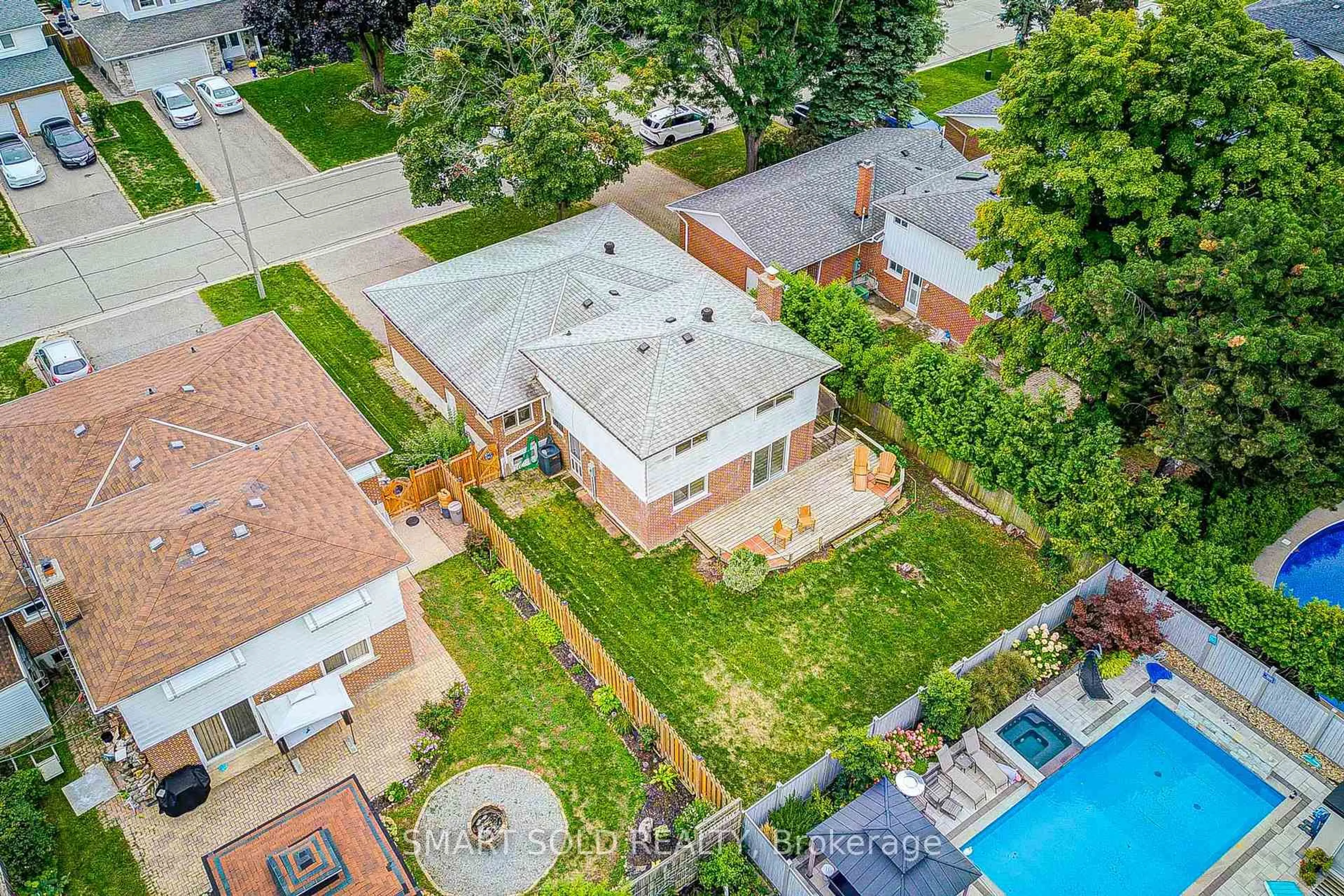 A pic from outside/outdoor area/front of a property/back of a property/a pic from drone, street for 18 Shady Lane Cres, Markham Ontario L3T 3W7