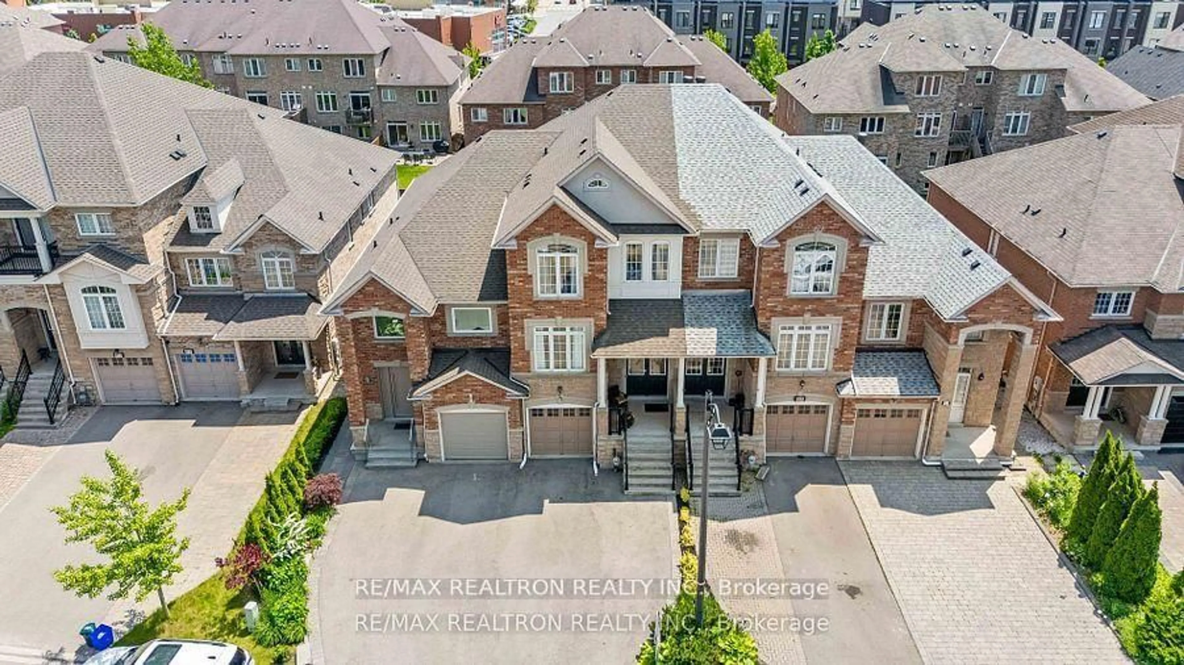 A pic from outside/outdoor area/front of a property/back of a property/a pic from drone, street for 57 Littleriver Crt, Vaughan Ontario L6A 0K4