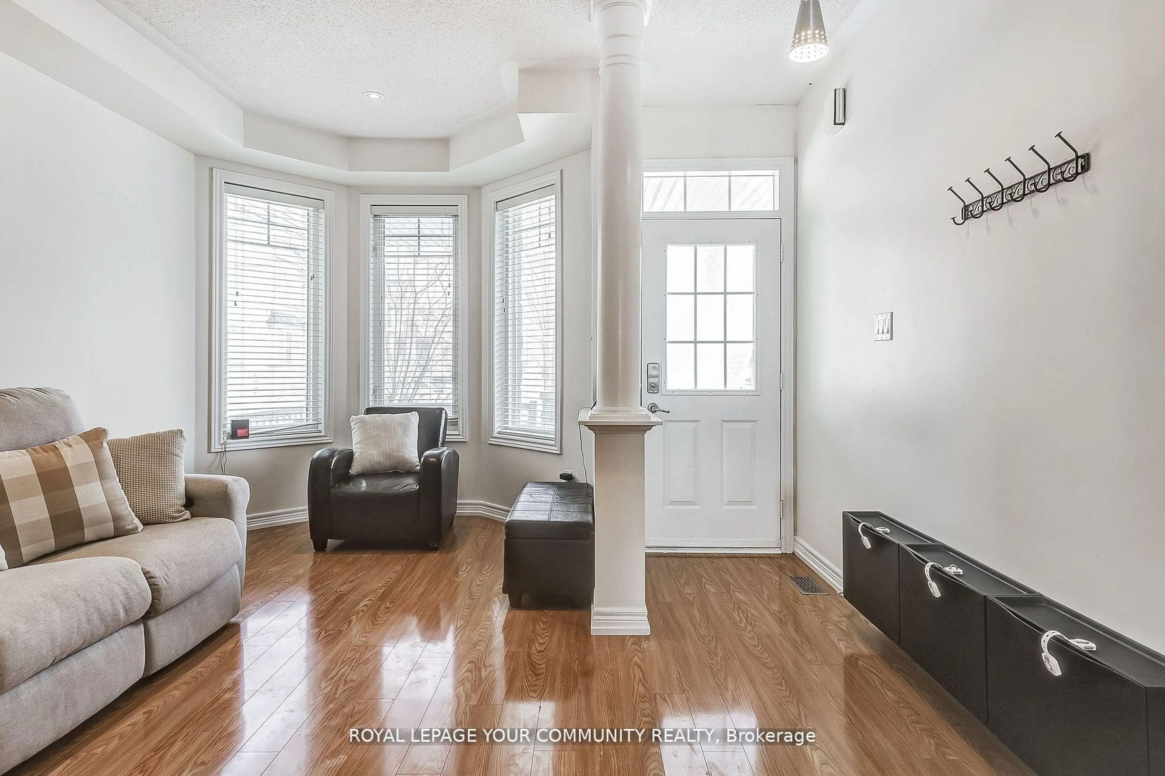 Indoor entryway for 16 Windrow St, Richmond Hill Ontario L4E 0B6