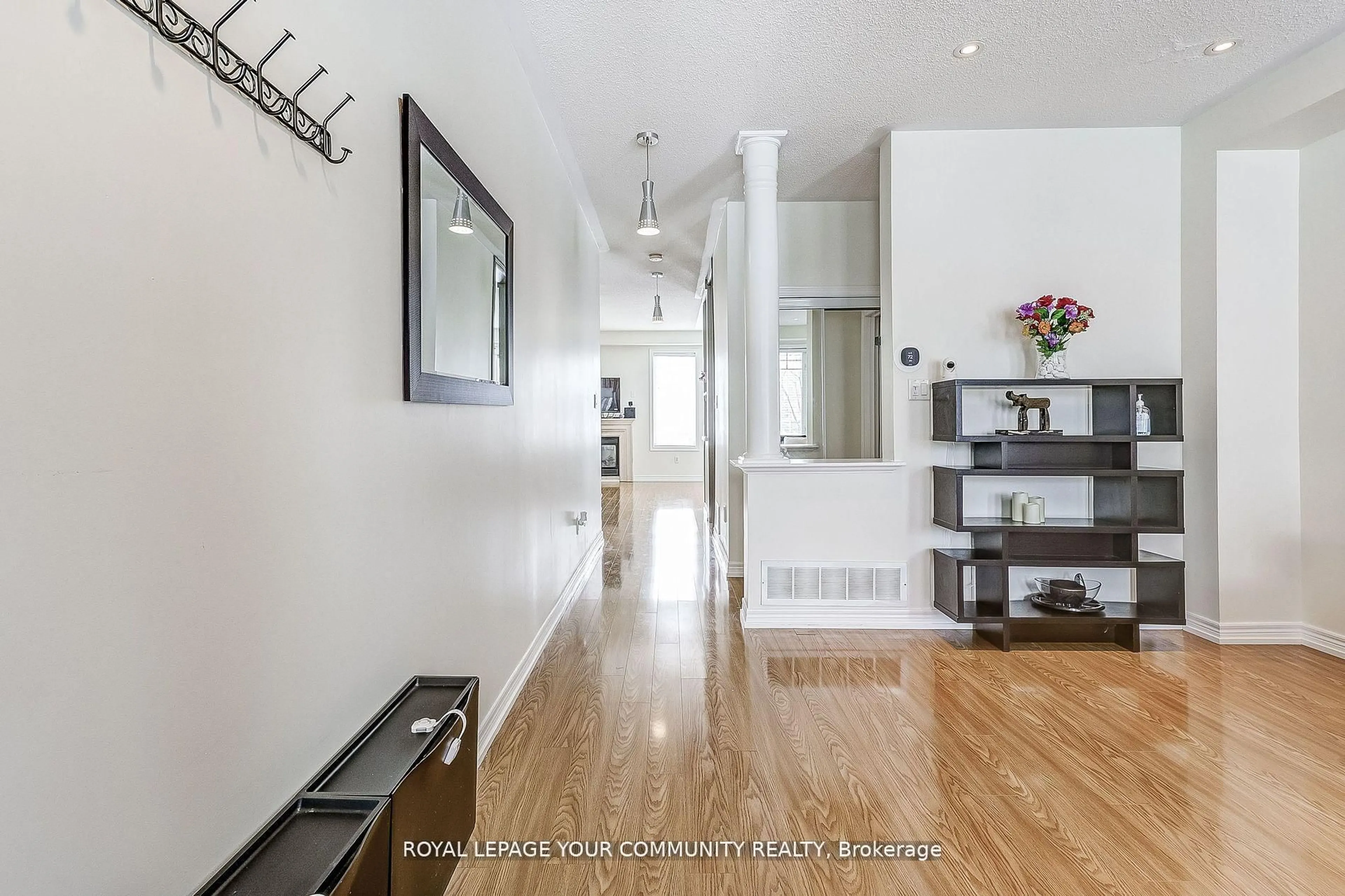 Indoor entryway for 16 Windrow St, Richmond Hill Ontario L4E 0B6