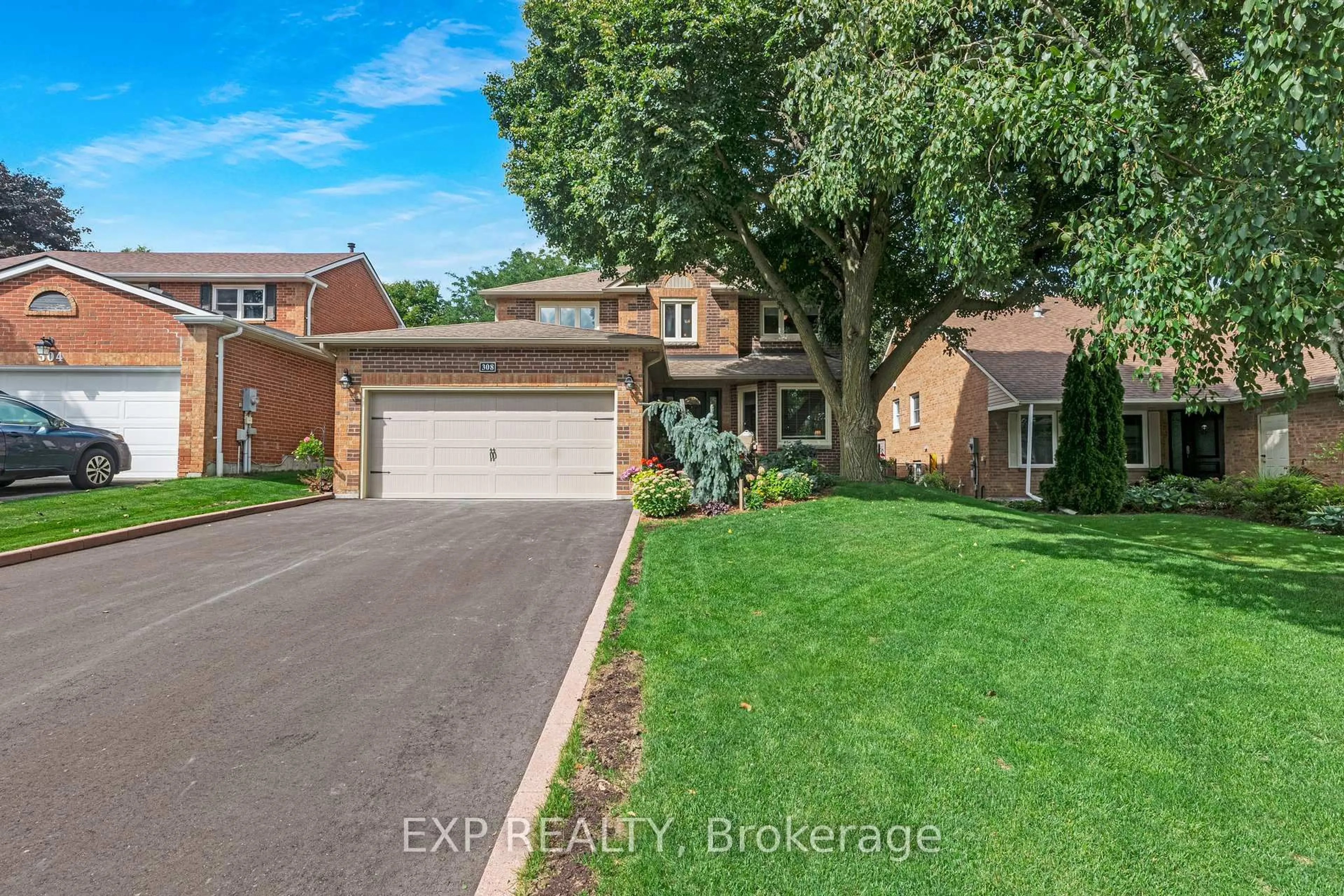 A pic from outside/outdoor area/front of a property/back of a property/a pic from drone, street for 308 John Bowser Cres, Newmarket Ontario L3Y 7P2