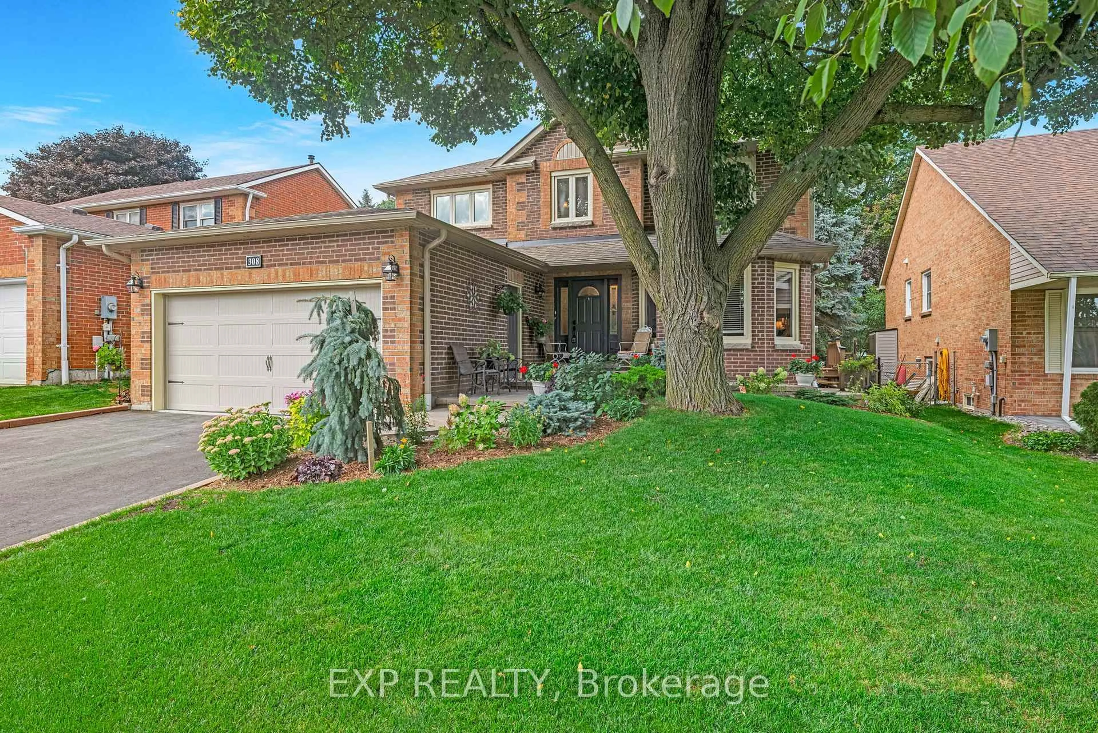 A pic from outside/outdoor area/front of a property/back of a property/a pic from drone, street for 308 John Bowser Cres, Newmarket Ontario L3Y 7P2