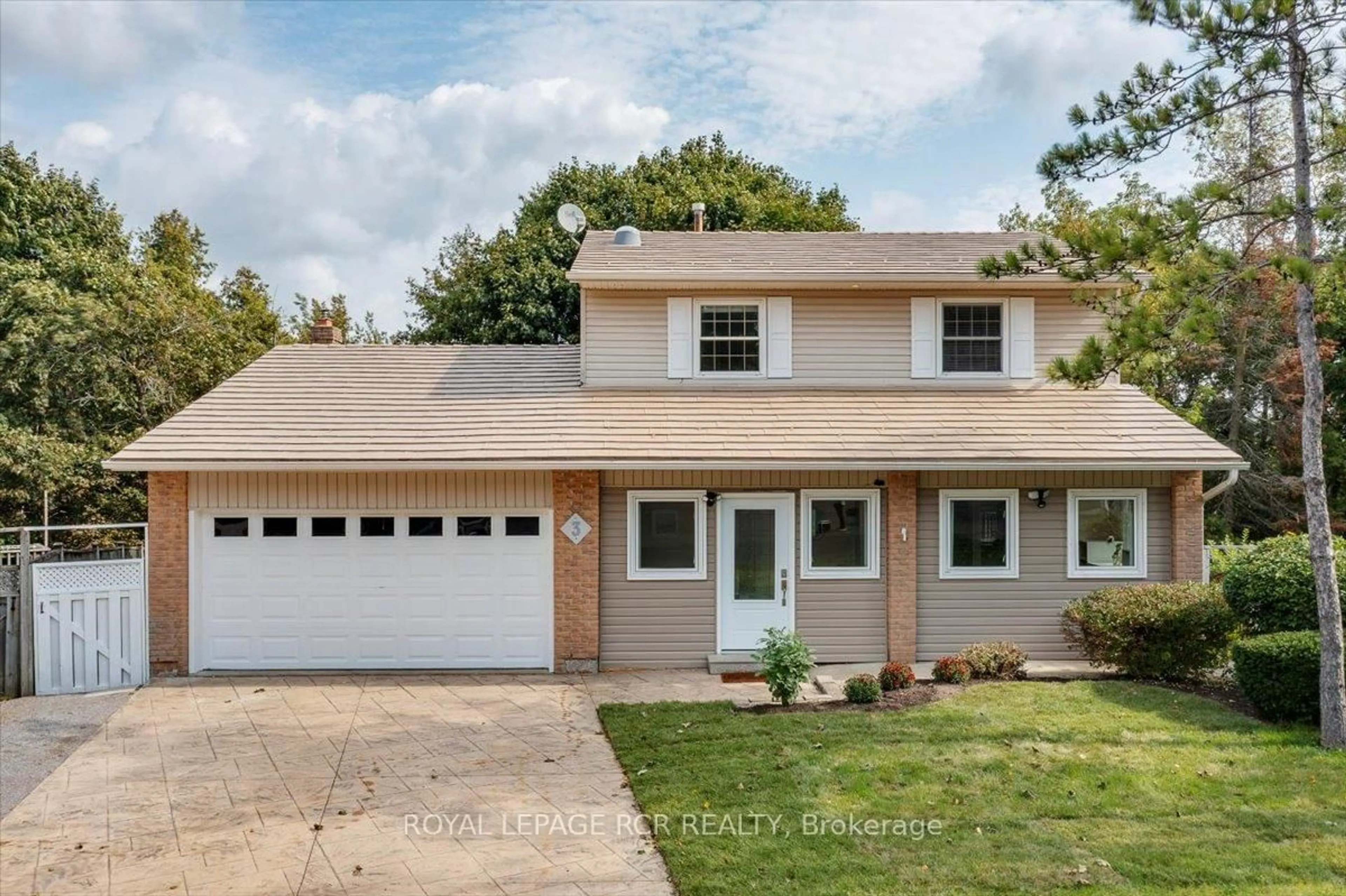 Home with vinyl exterior material, street for 3 Royal Oak Rd, East Gwillimbury Ontario L0G 1M0
