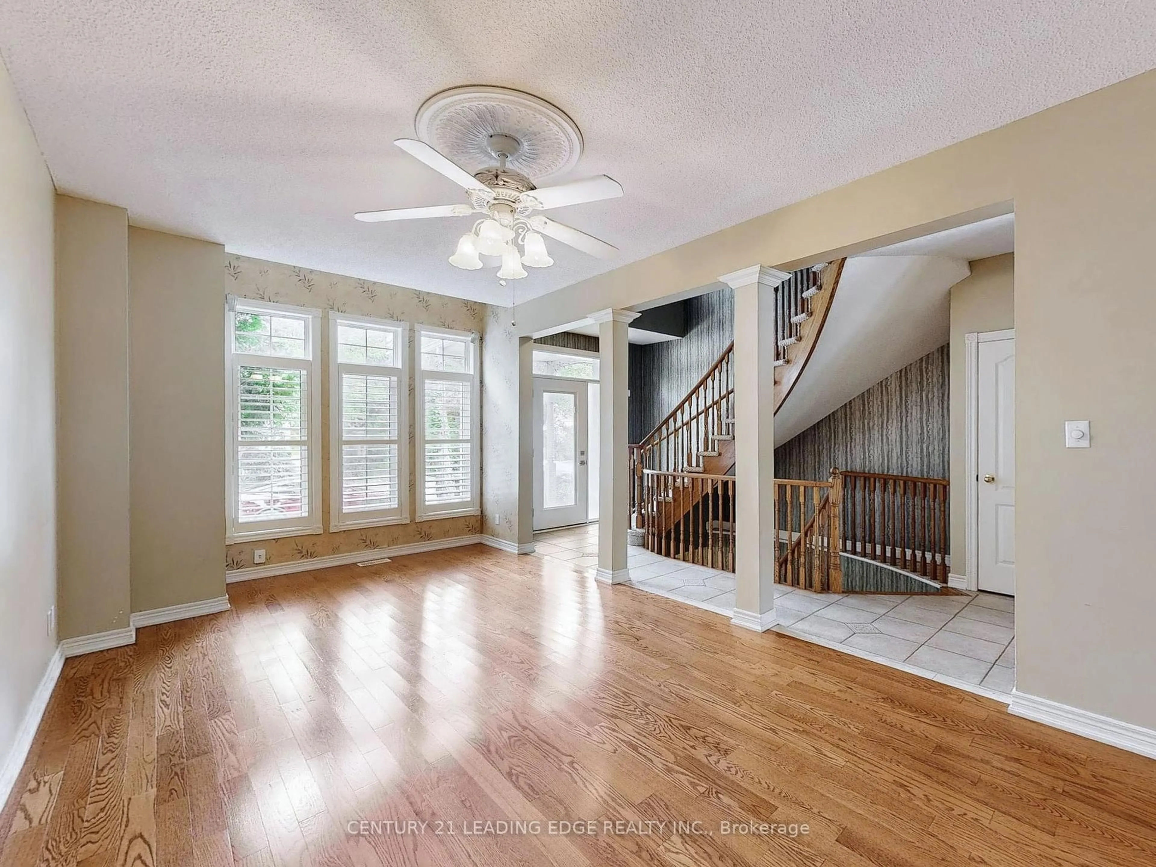 Indoor entryway for 977 Lake Dr, Georgina Ontario L0E 1L0