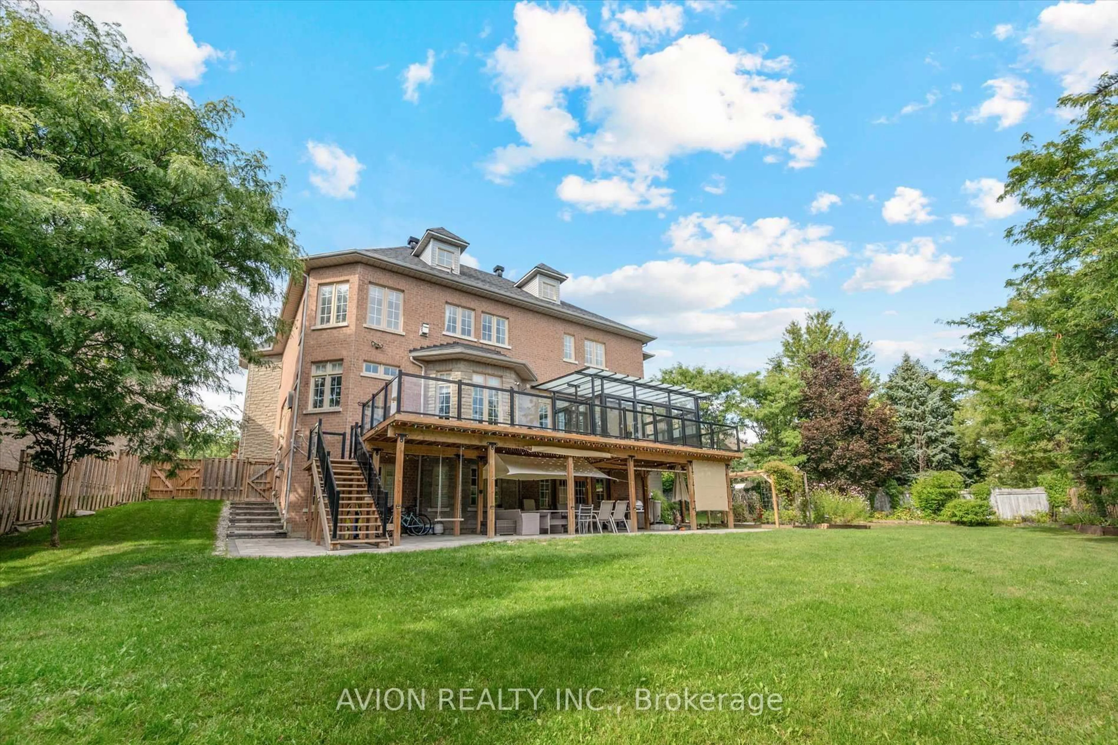 A pic from outside/outdoor area/front of a property/back of a property/a pic from drone, water/lake/river/ocean view for 37 Frybrook Cres, Richmond Hill Ontario L4B 4B9