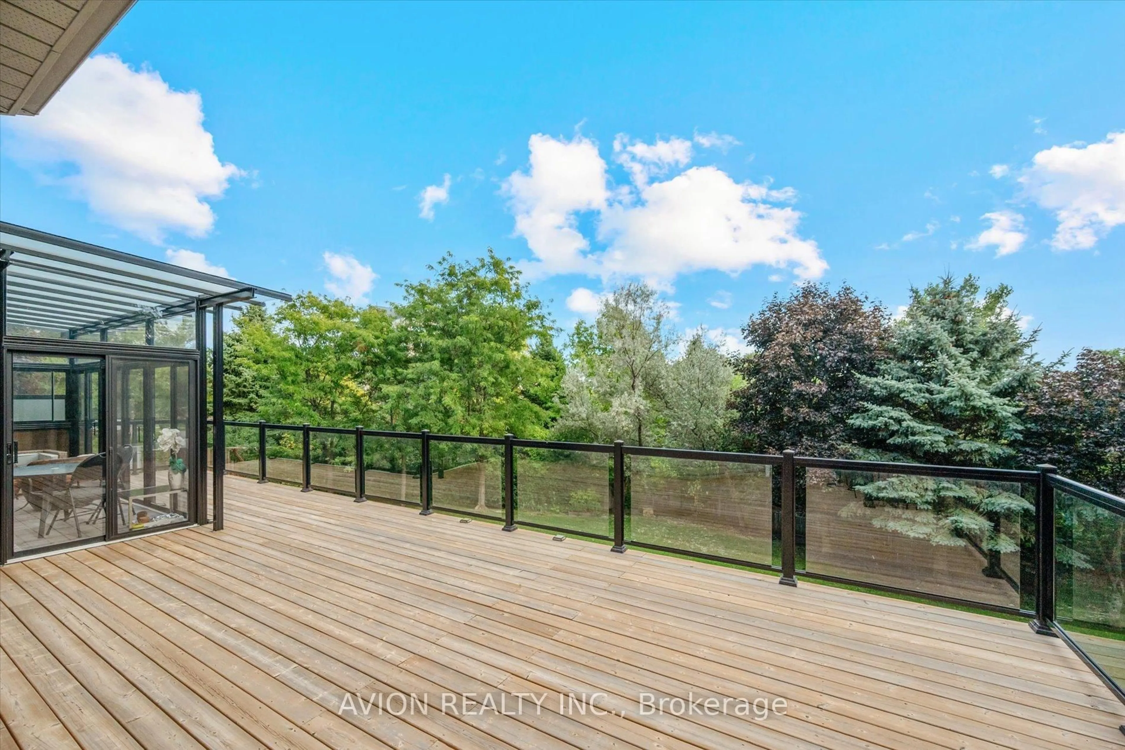 Patio, water/lake/river/ocean view for 37 Frybrook Cres, Richmond Hill Ontario L4B 4B9
