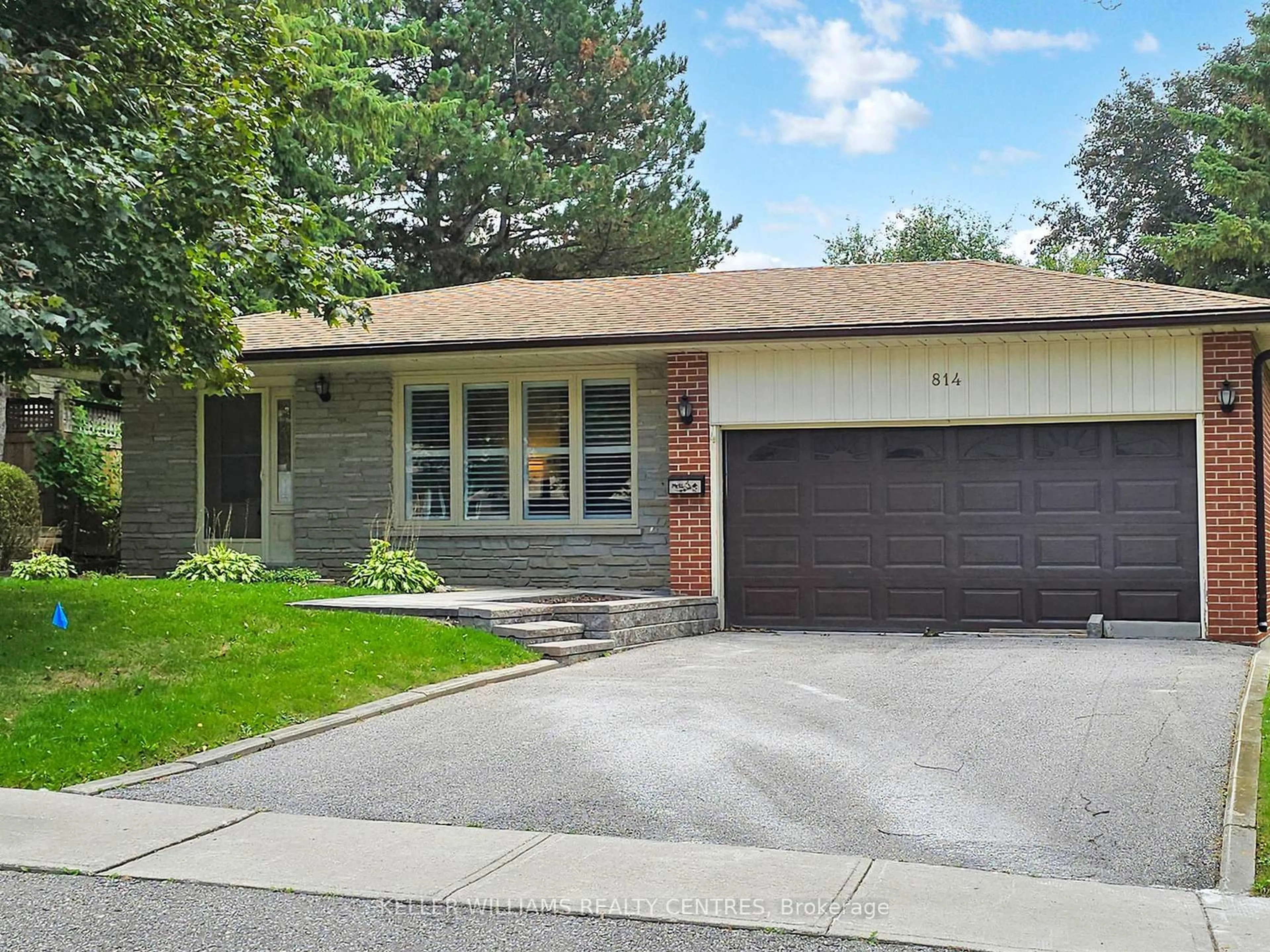 Home with vinyl exterior material, street for 814 Arnold Cres, Newmarket Ontario L3Y 2E2