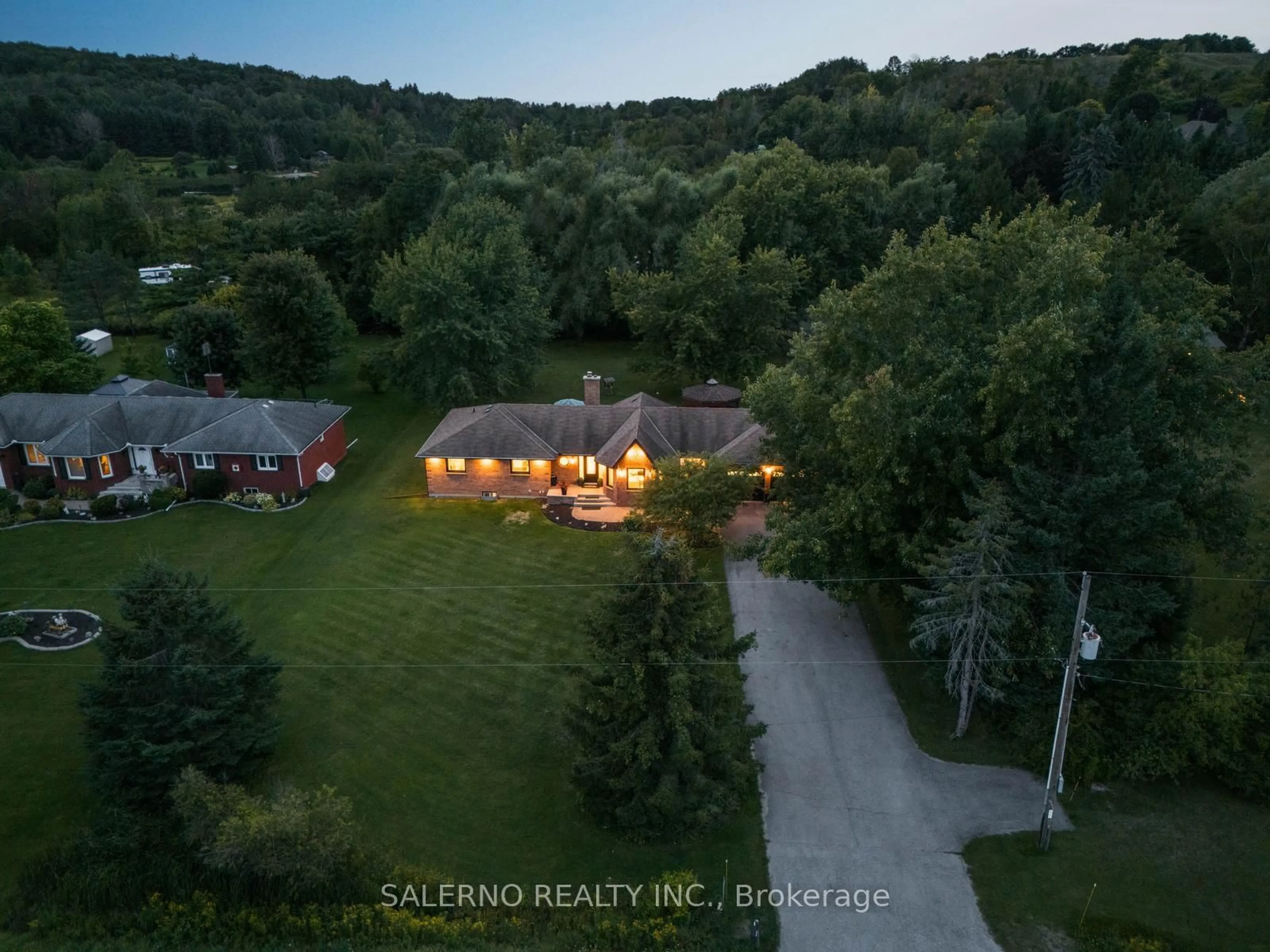 A pic from outside/outdoor area/front of a property/back of a property/a pic from drone, unknown for 4372 10th Sdrd, Bradford West Gwillimbury Ontario L3Z 3V3