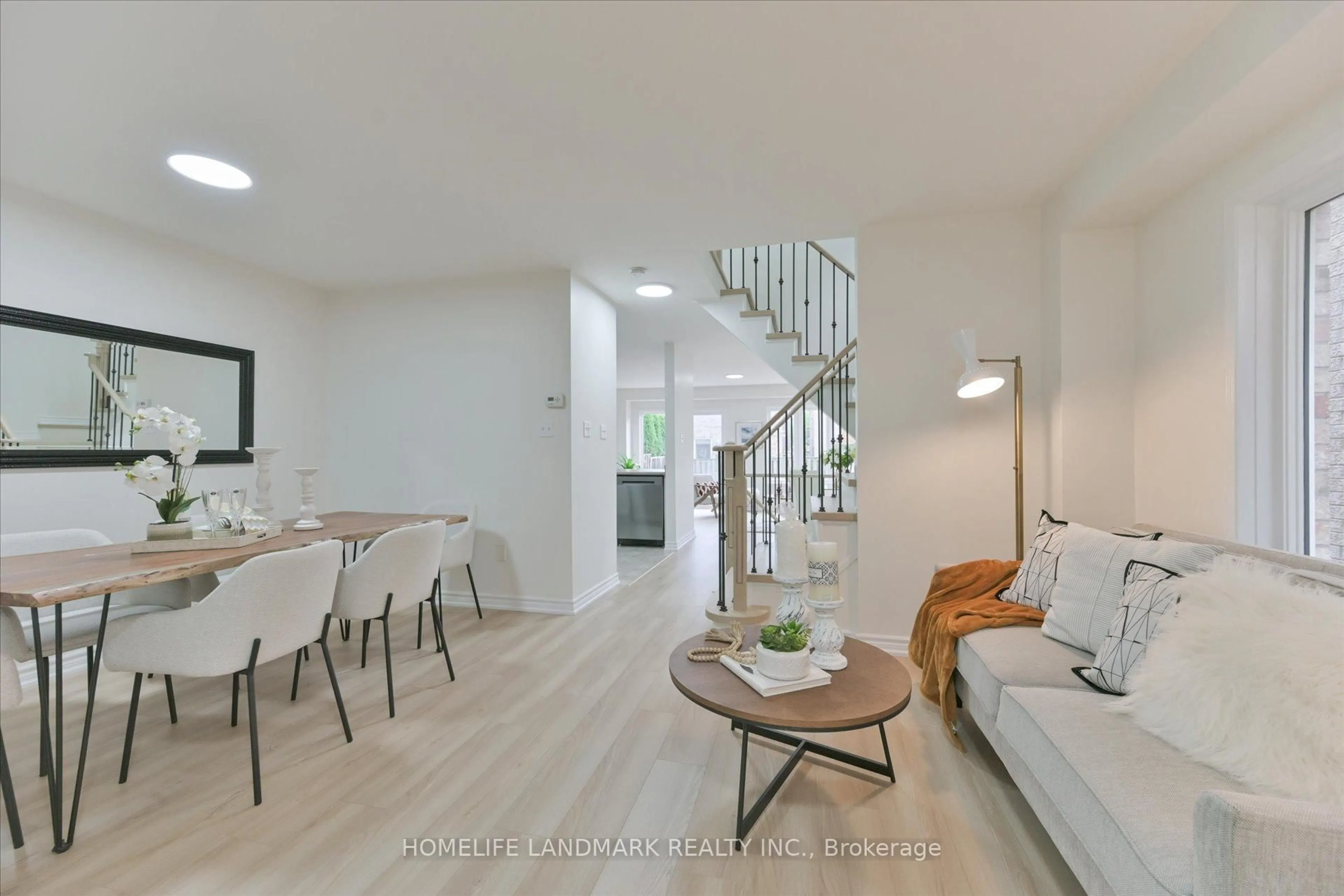 Unknown for 206 Venice Gate Dr, Vaughan Ontario L4H 0E9