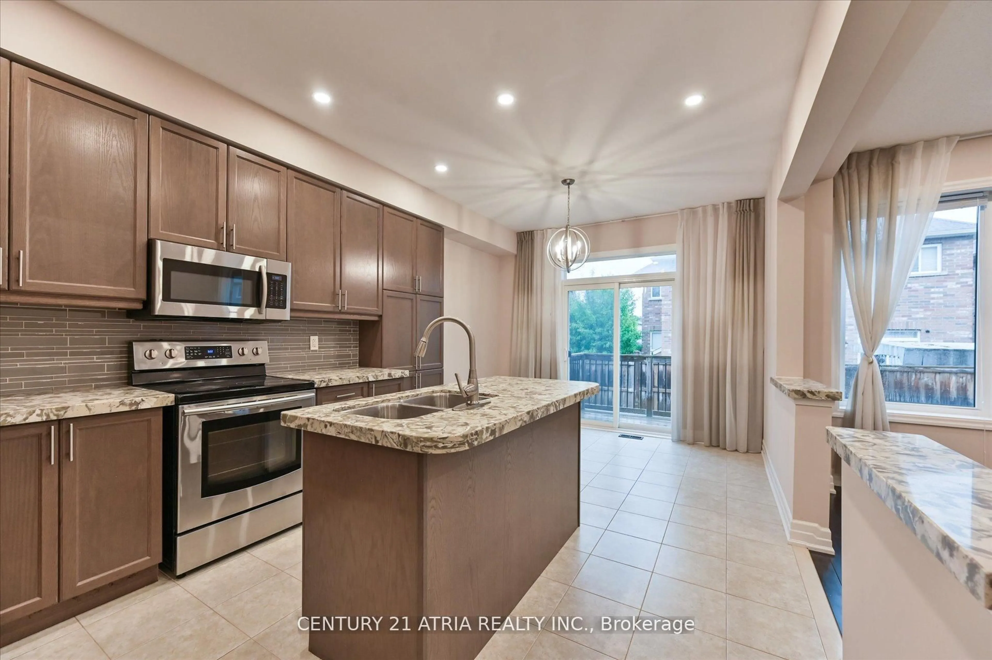 Open concept kitchen, ceramic/tile floor for 31 Fred Mason St, Georgina Ontario L4P 0B2