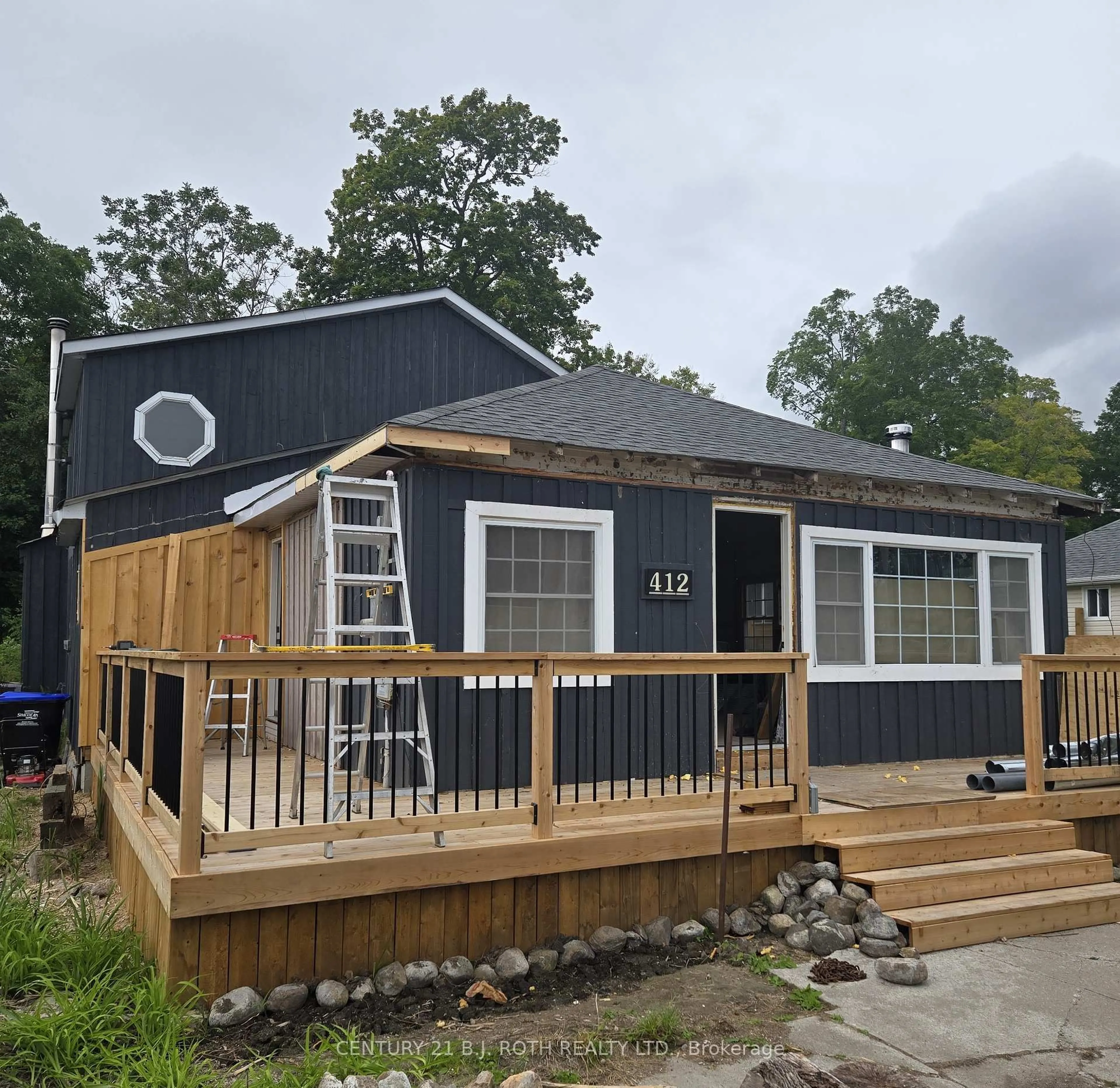 Home with vinyl exterior material, building for 412 Limerick Cres, Innisfil Ontario L0L 1K0