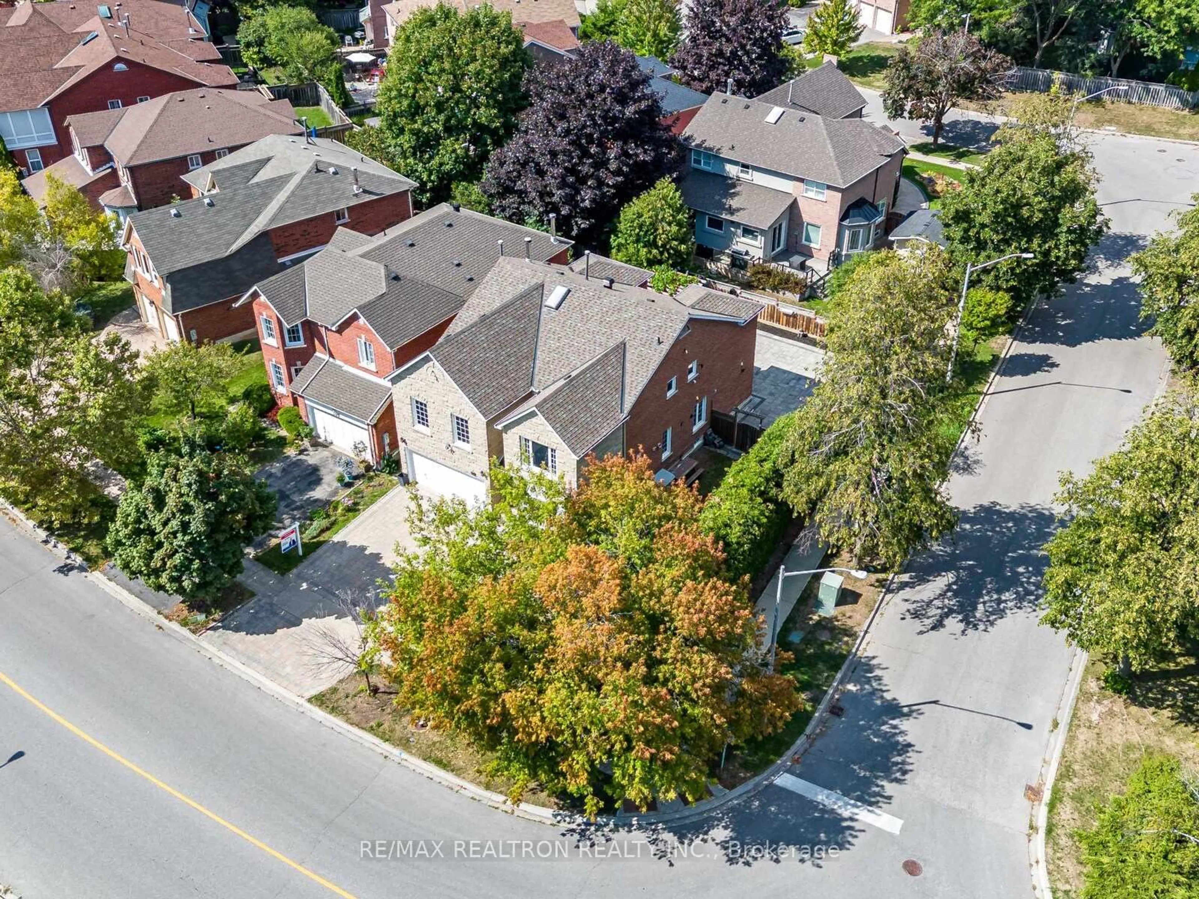 A pic from outside/outdoor area/front of a property/back of a property/a pic from drone, street for 98 Rosedale Heights Dr, Vaughan Ontario L4J 4V7