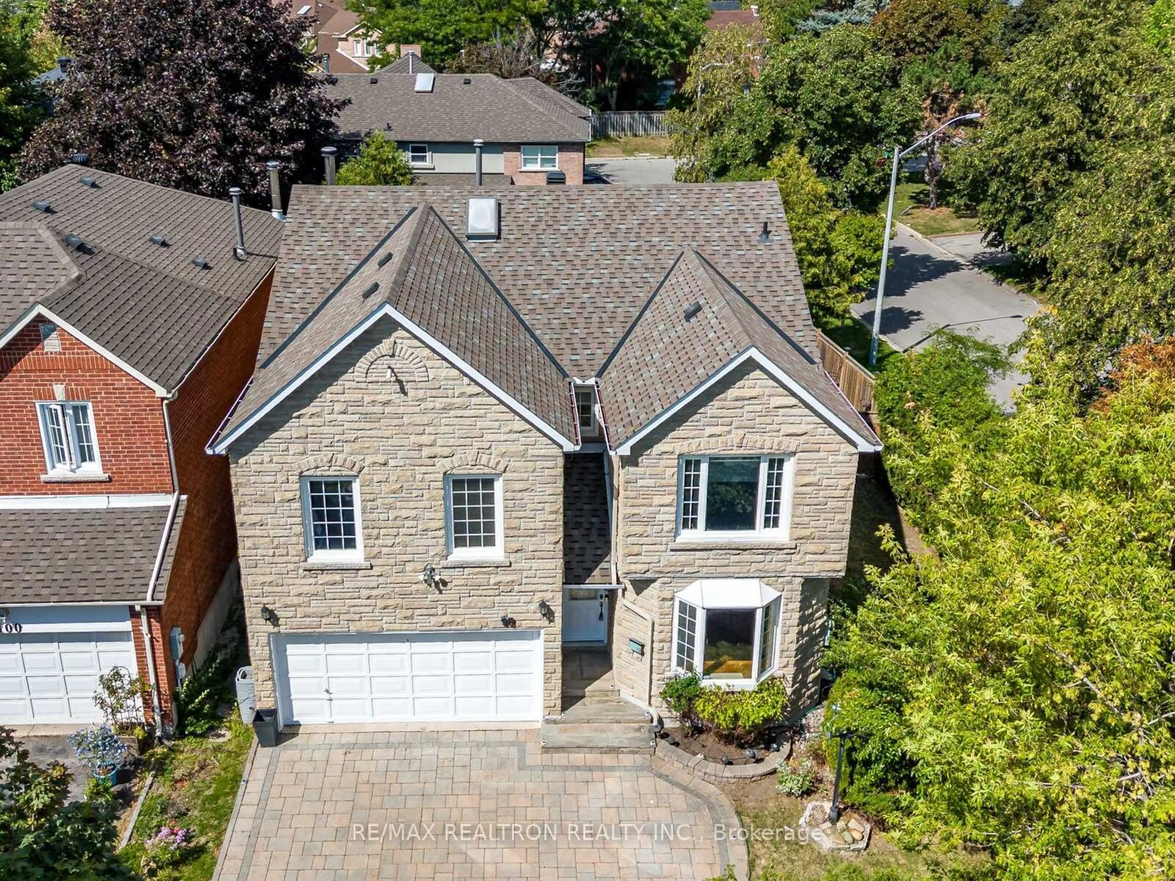 A pic from outside/outdoor area/front of a property/back of a property/a pic from drone, street for 98 Rosedale Heights Dr, Vaughan Ontario L4J 4V7