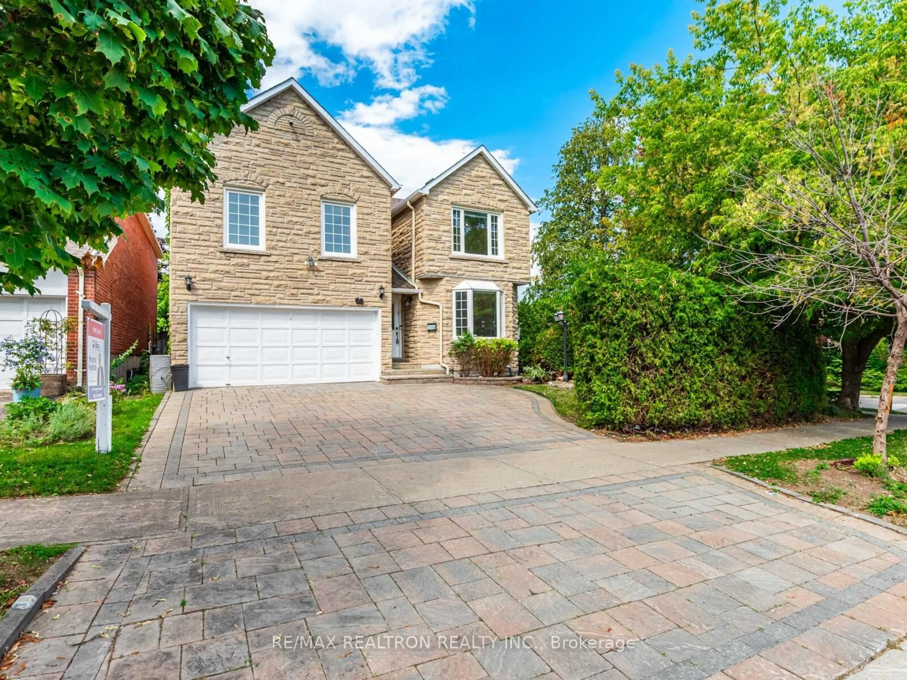 A pic from outside/outdoor area/front of a property/back of a property/a pic from drone, street for 98 Rosedale Heights Dr, Vaughan Ontario L4J 4V7