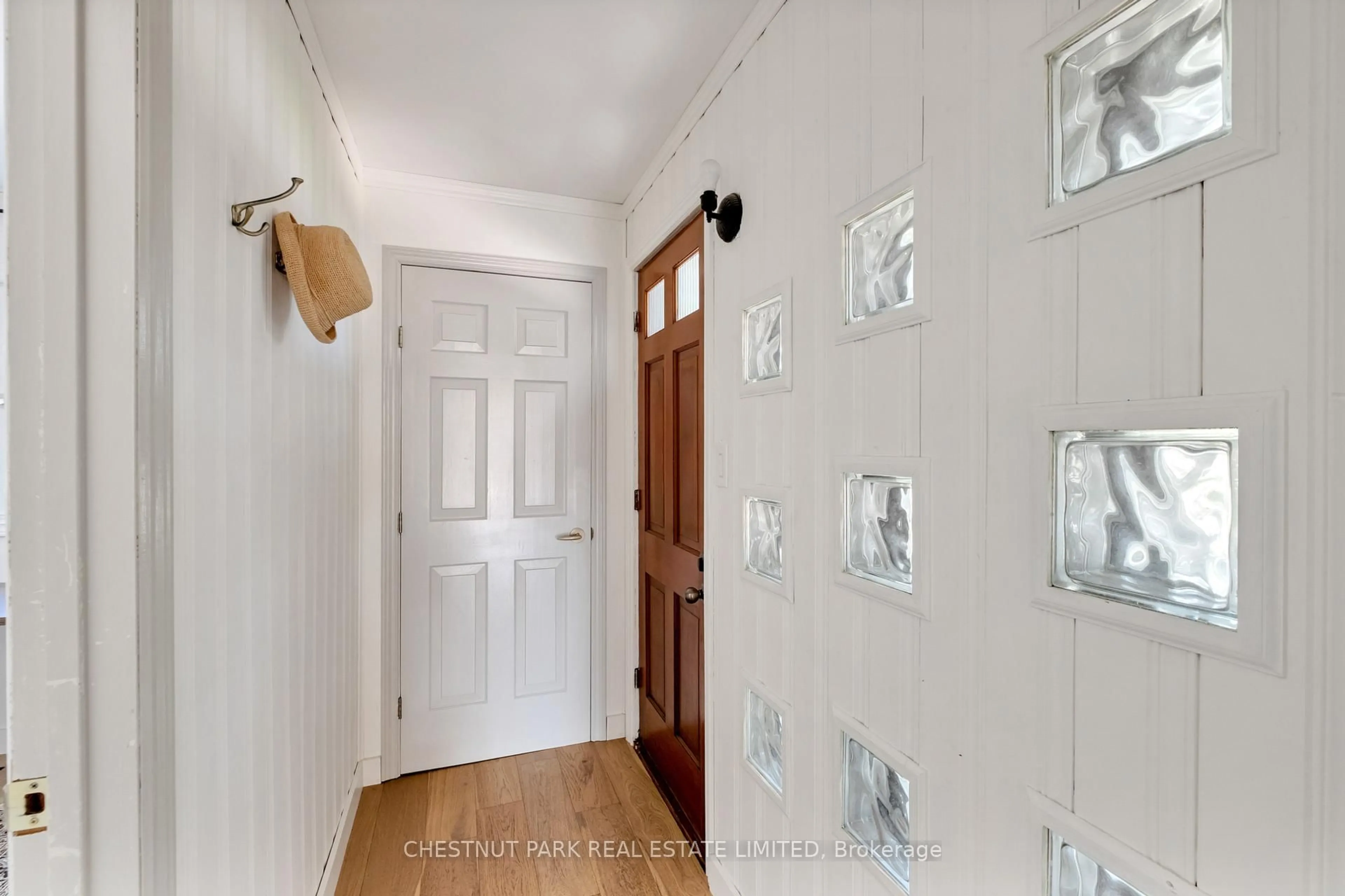 Indoor entryway for 160 Victoria Dr, Uxbridge Ontario L9P 1H2