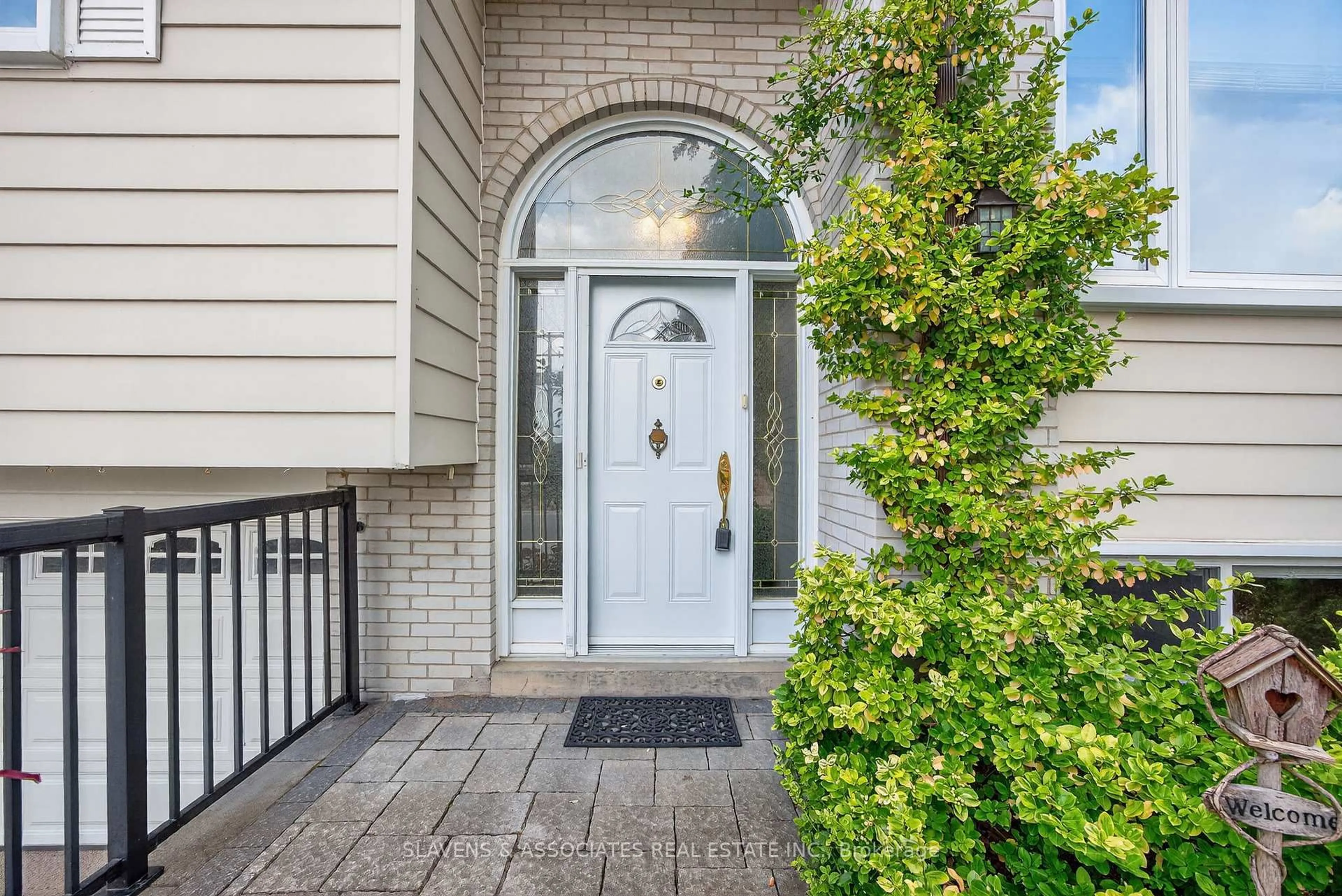 Indoor entryway for 5 Rogers Rd, New Tecumseth Ontario L0G 1W0