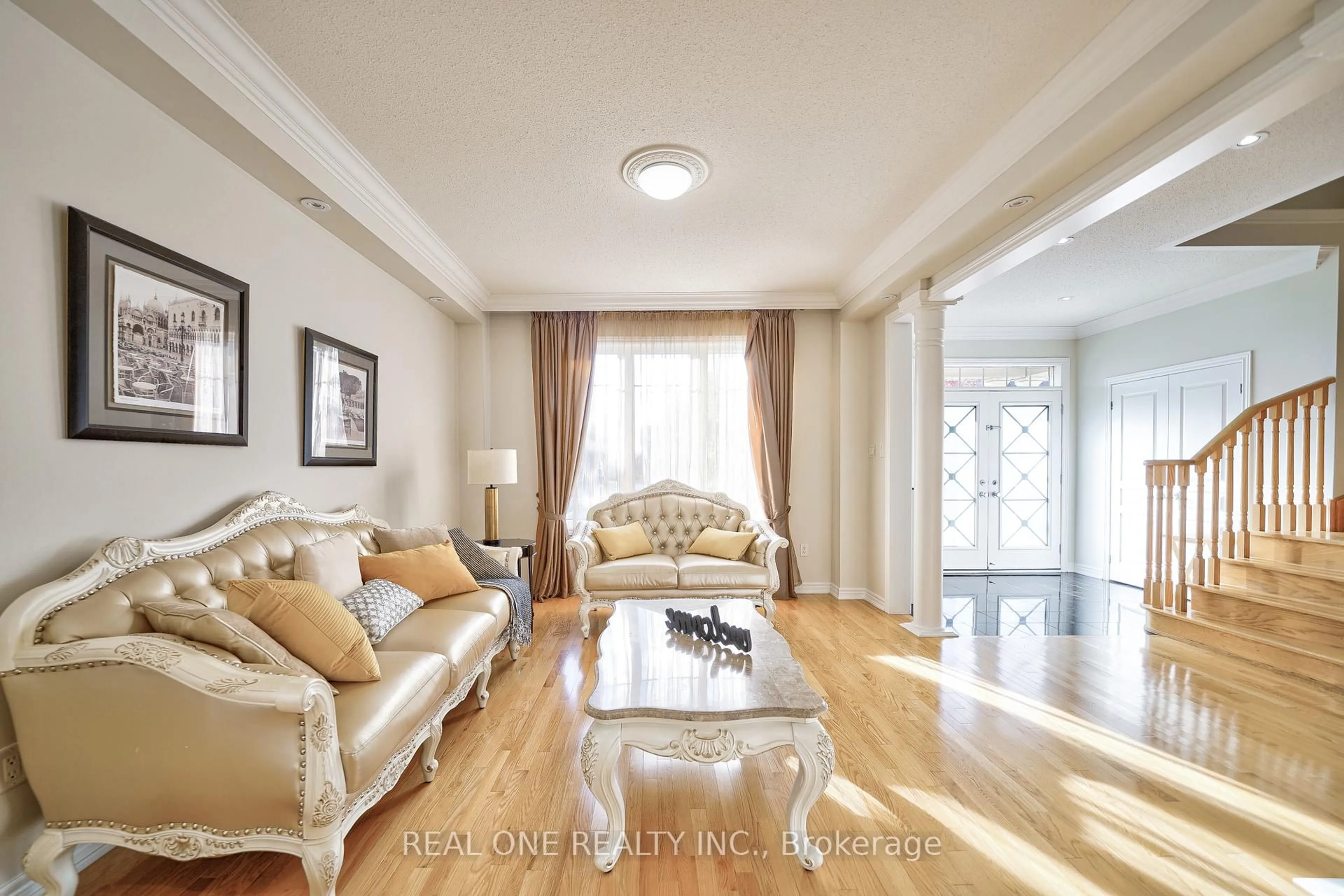 Living room with furniture, wood/laminate floor for 29 Seiffer Cres, Richmond Hill Ontario L4E 0J1