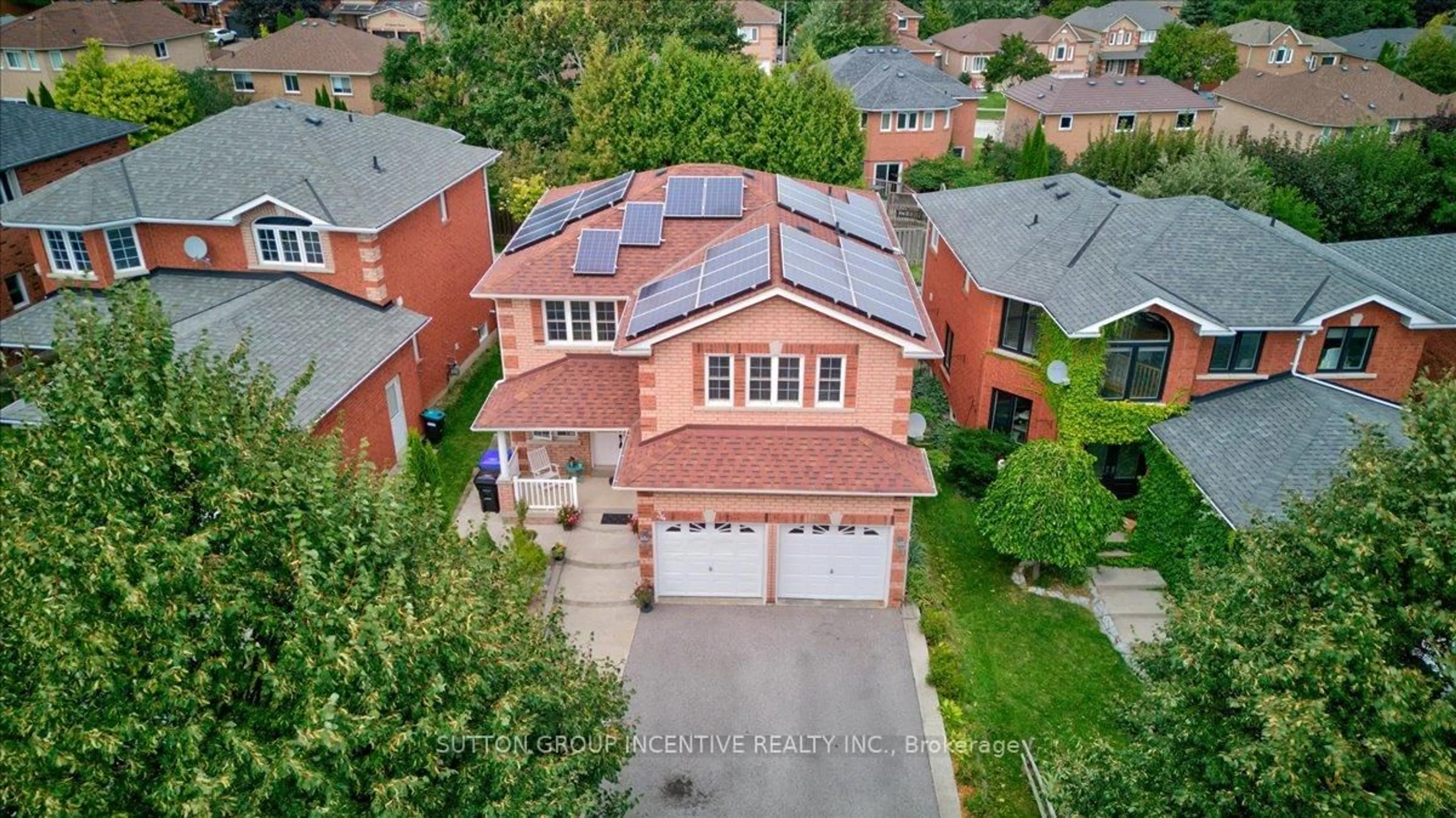 A pic from outside/outdoor area/front of a property/back of a property/a pic from drone, street for 34 Prince Dr, Bradford West Gwillimbury Ontario L3Z 3B7