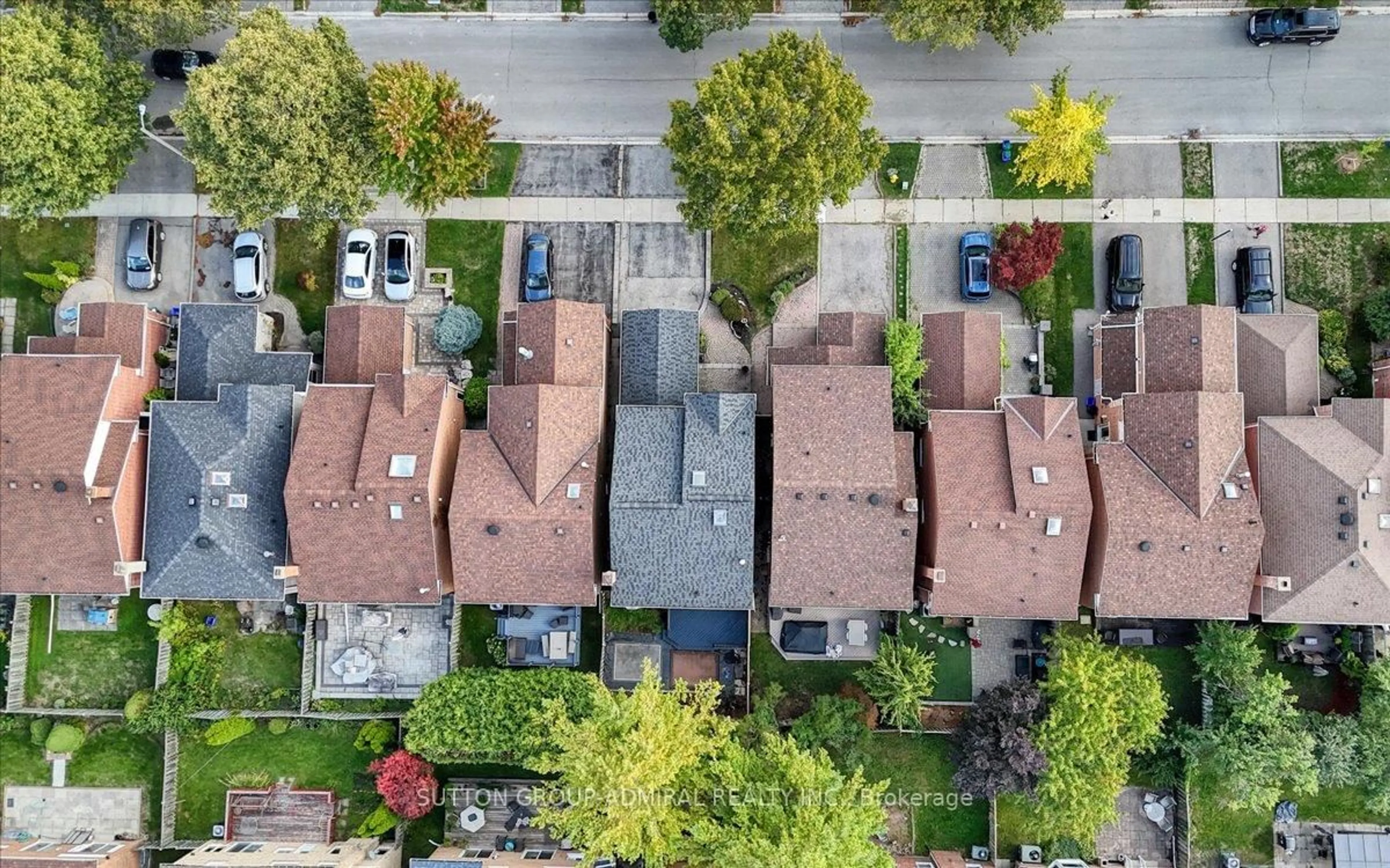 A pic from outside/outdoor area/front of a property/back of a property/a pic from drone, street for 193 Glenmanor Way, Vaughan Ontario L4J 3A3
