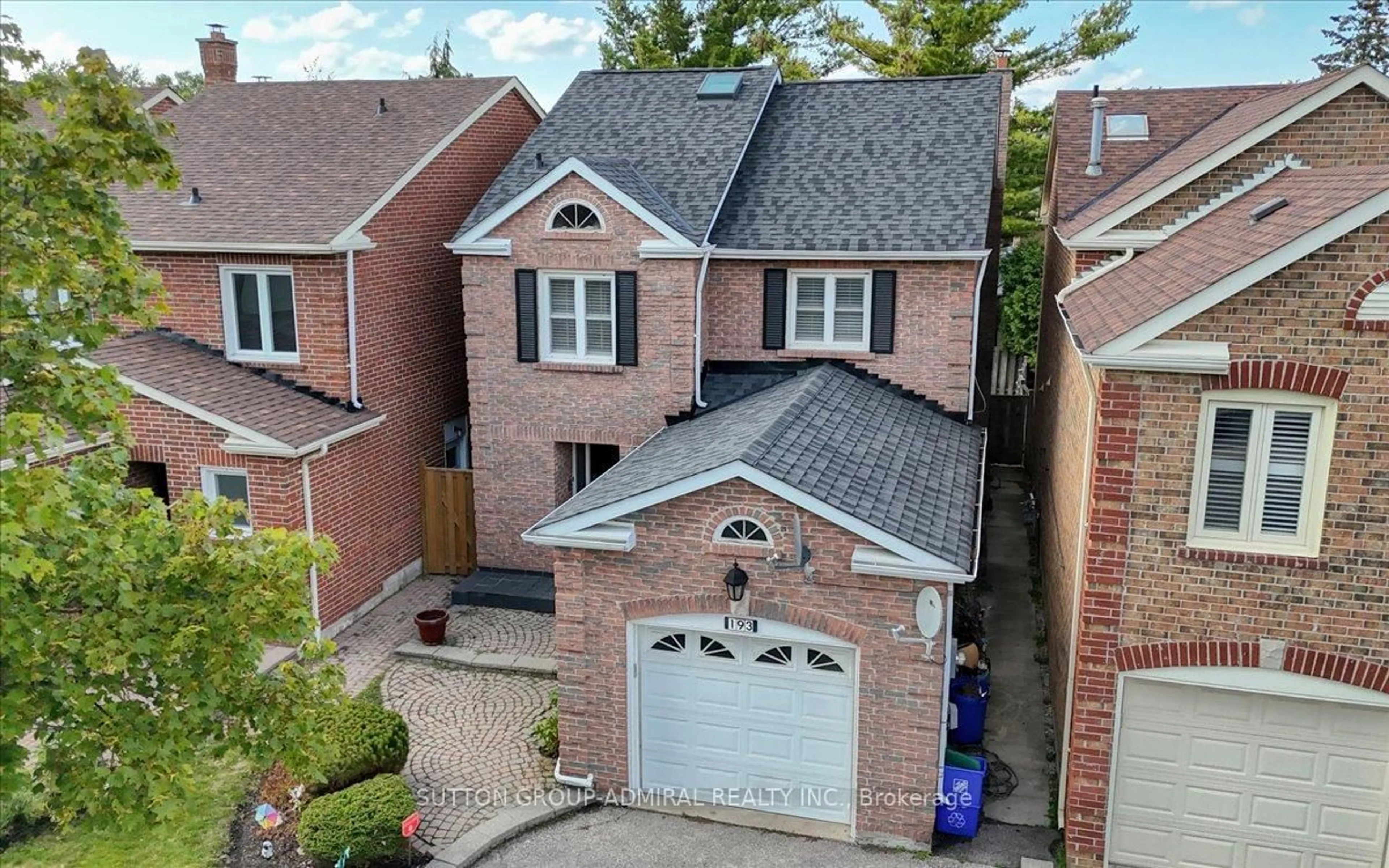 A pic from outside/outdoor area/front of a property/back of a property/a pic from drone, street for 193 Glenmanor Way, Vaughan Ontario L4J 3A3