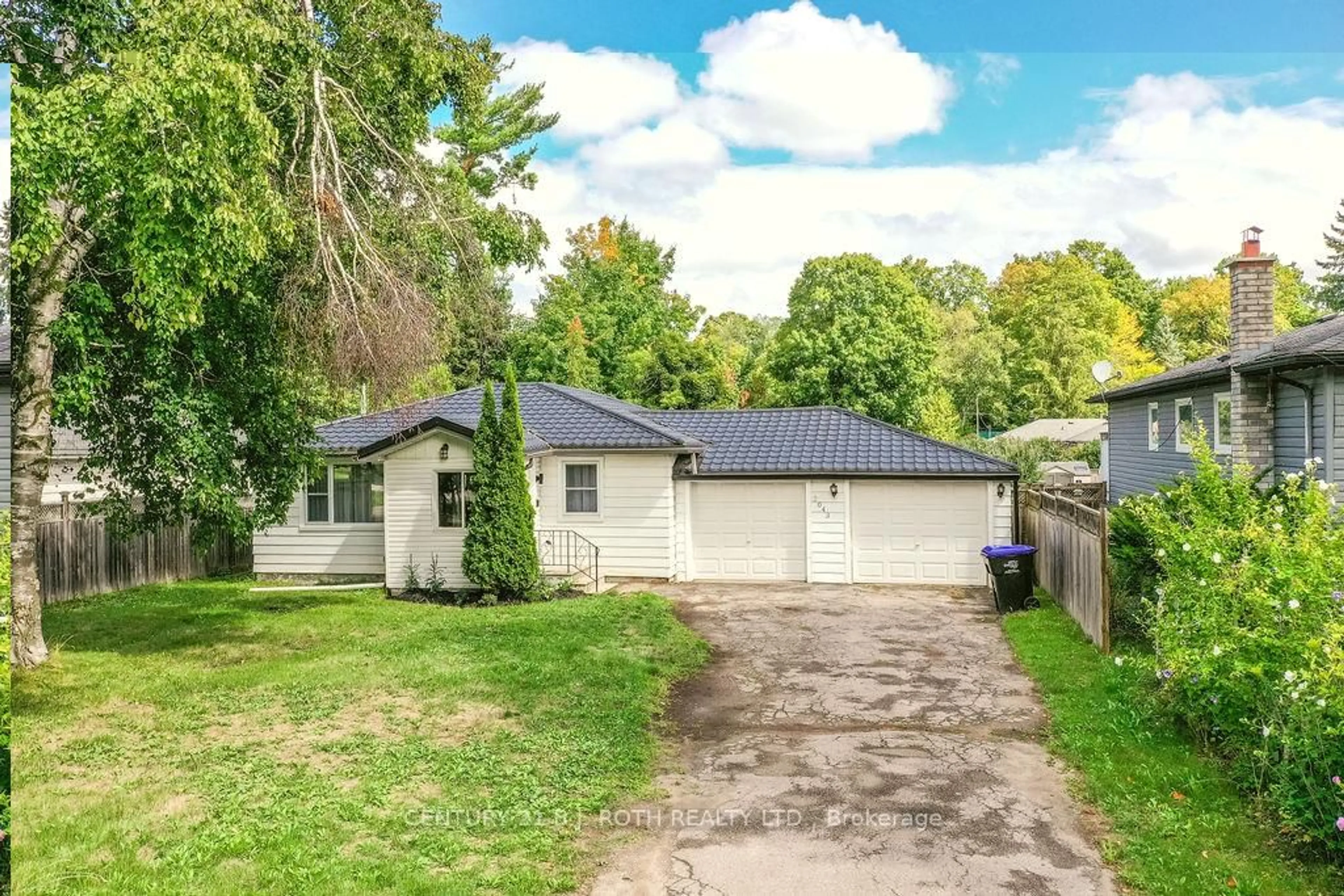 A pic from outside/outdoor area/front of a property/back of a property/a pic from drone, street for 2043 St Johns Rd, Innisfil Ontario L9S 1Y7