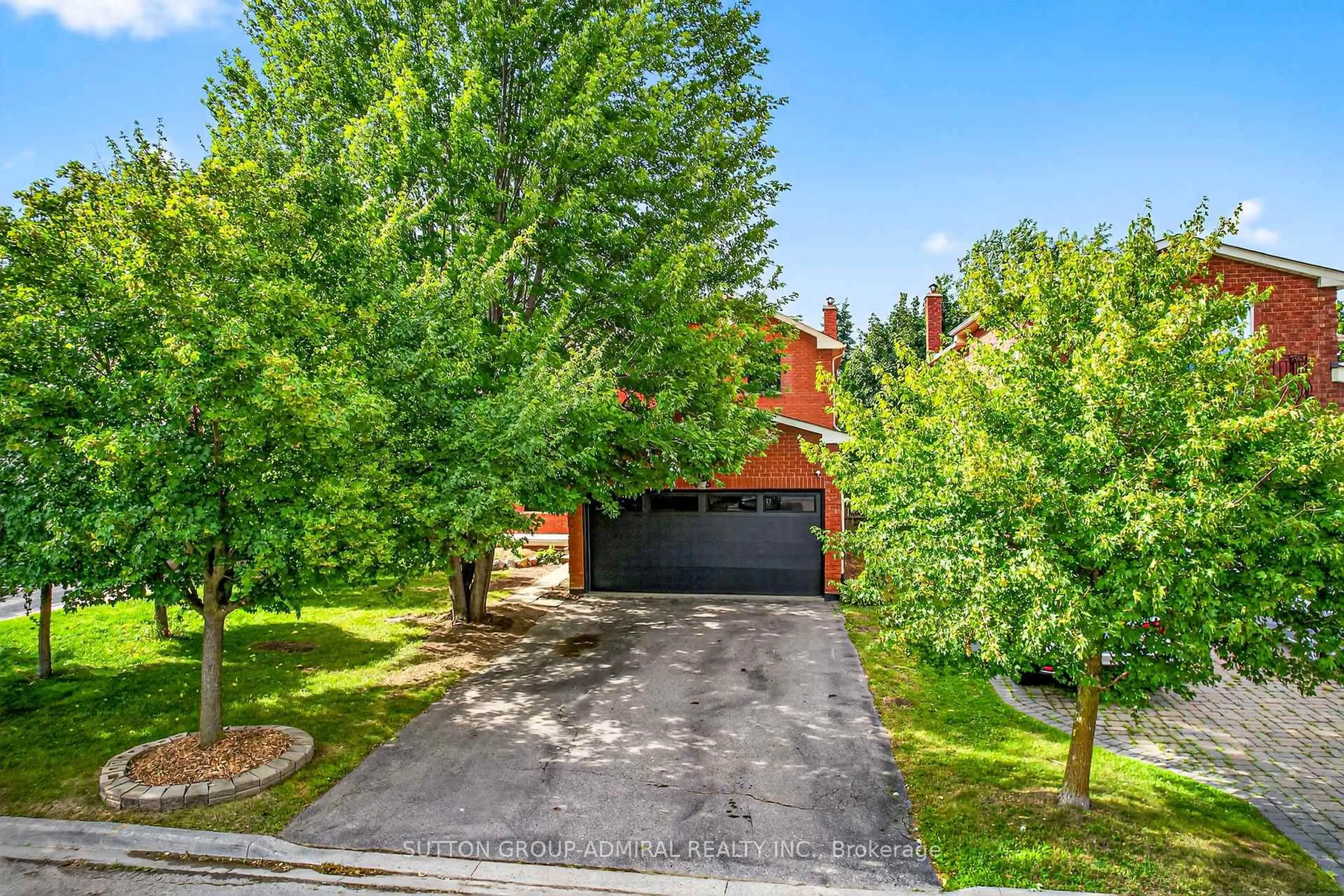 A pic from outside/outdoor area/front of a property/back of a property/a pic from drone, street for 43 Keremeos Cres, Richmond Hill Ontario L4C 9R9