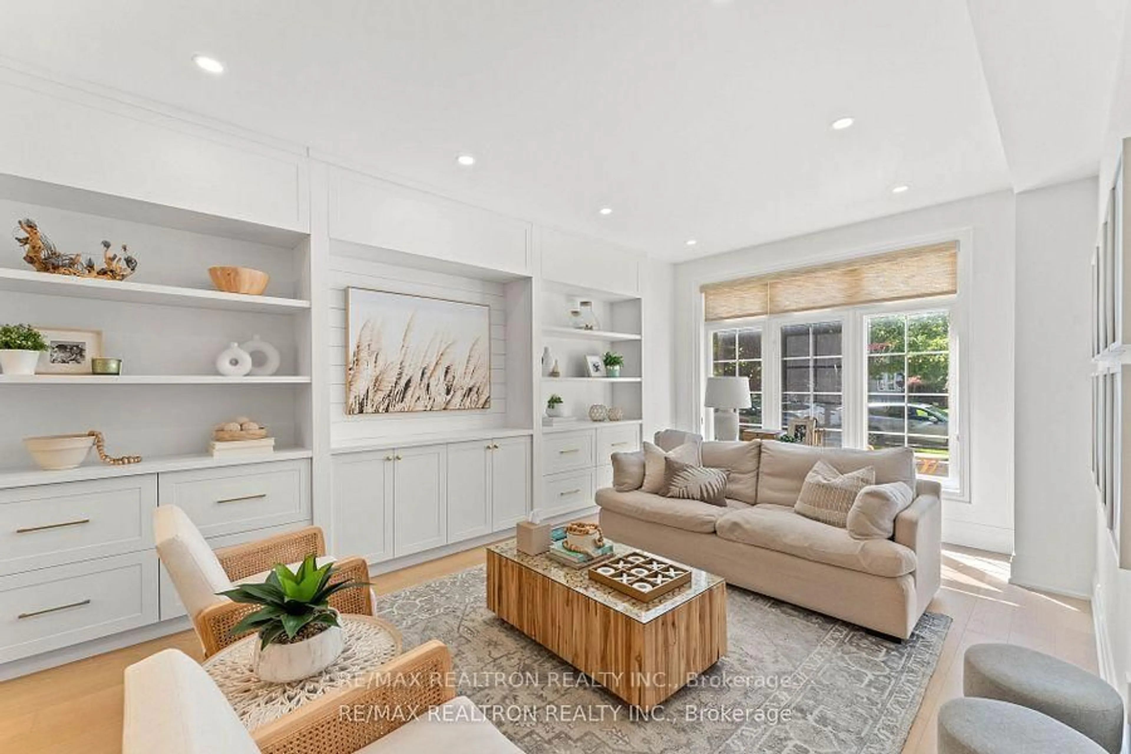 Living room with furniture, unknown for 118 Pathlane Rd, Richmond Hill Ontario L4B 4R1