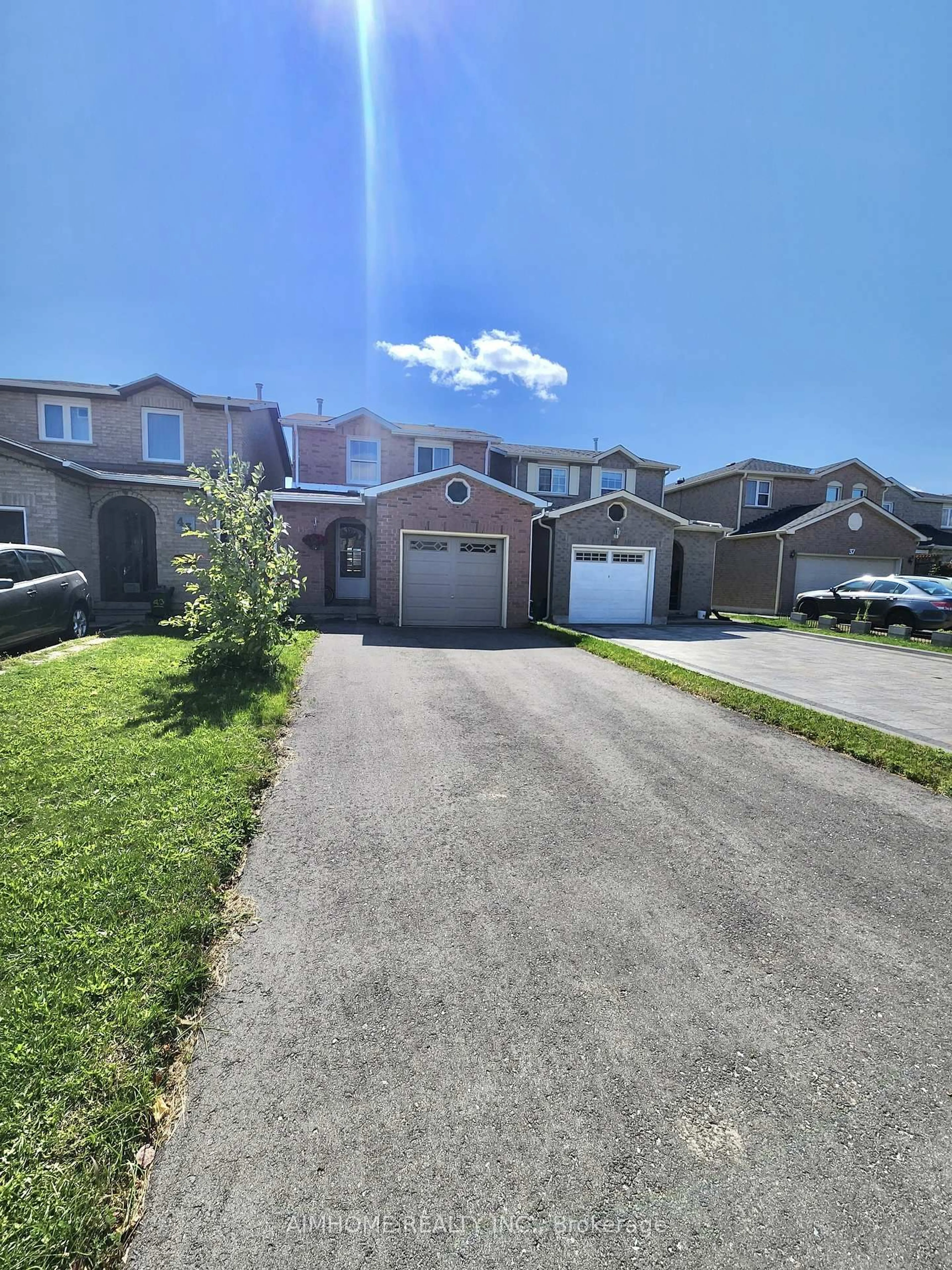 A pic from outside/outdoor area/front of a property/back of a property/a pic from drone, street for 41 Pettigrew Crt, Markham Ontario L3S 1K4
