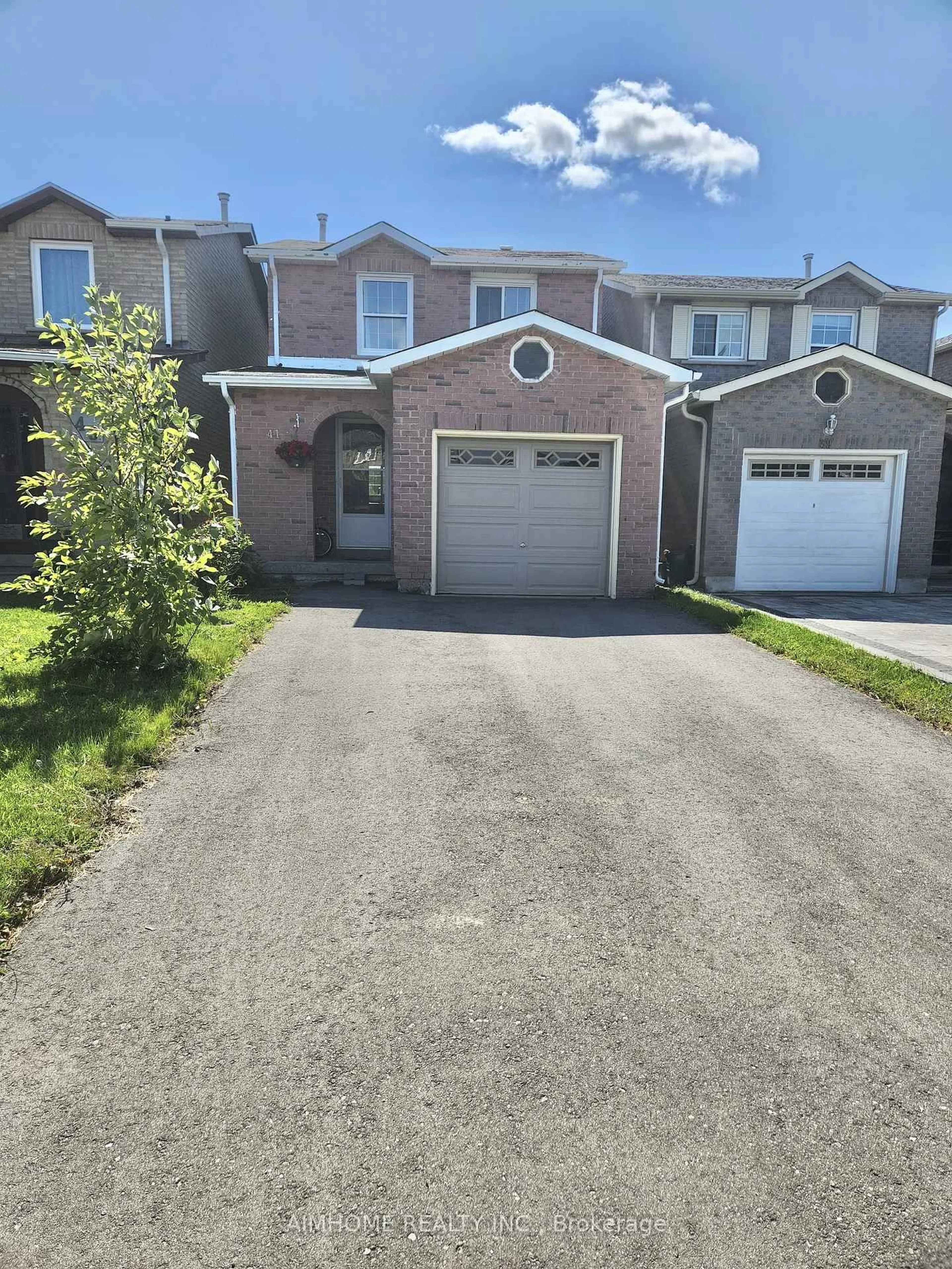 A pic from outside/outdoor area/front of a property/back of a property/a pic from drone, street for 41 Pettigrew Crt, Markham Ontario L3S 1K4