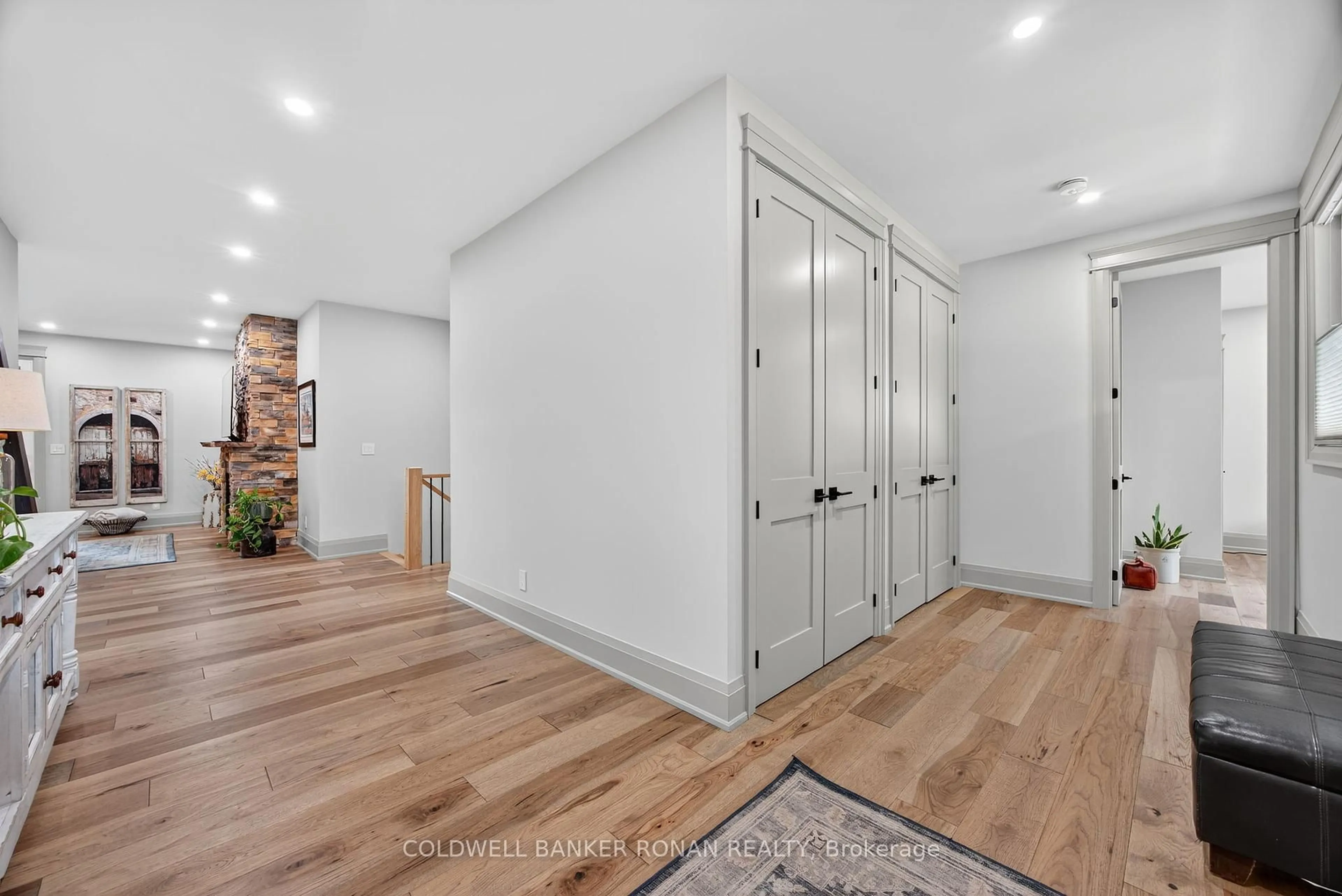 Indoor entryway for 42 Elizabeth St, New Tecumseth Ontario L9R 1H7