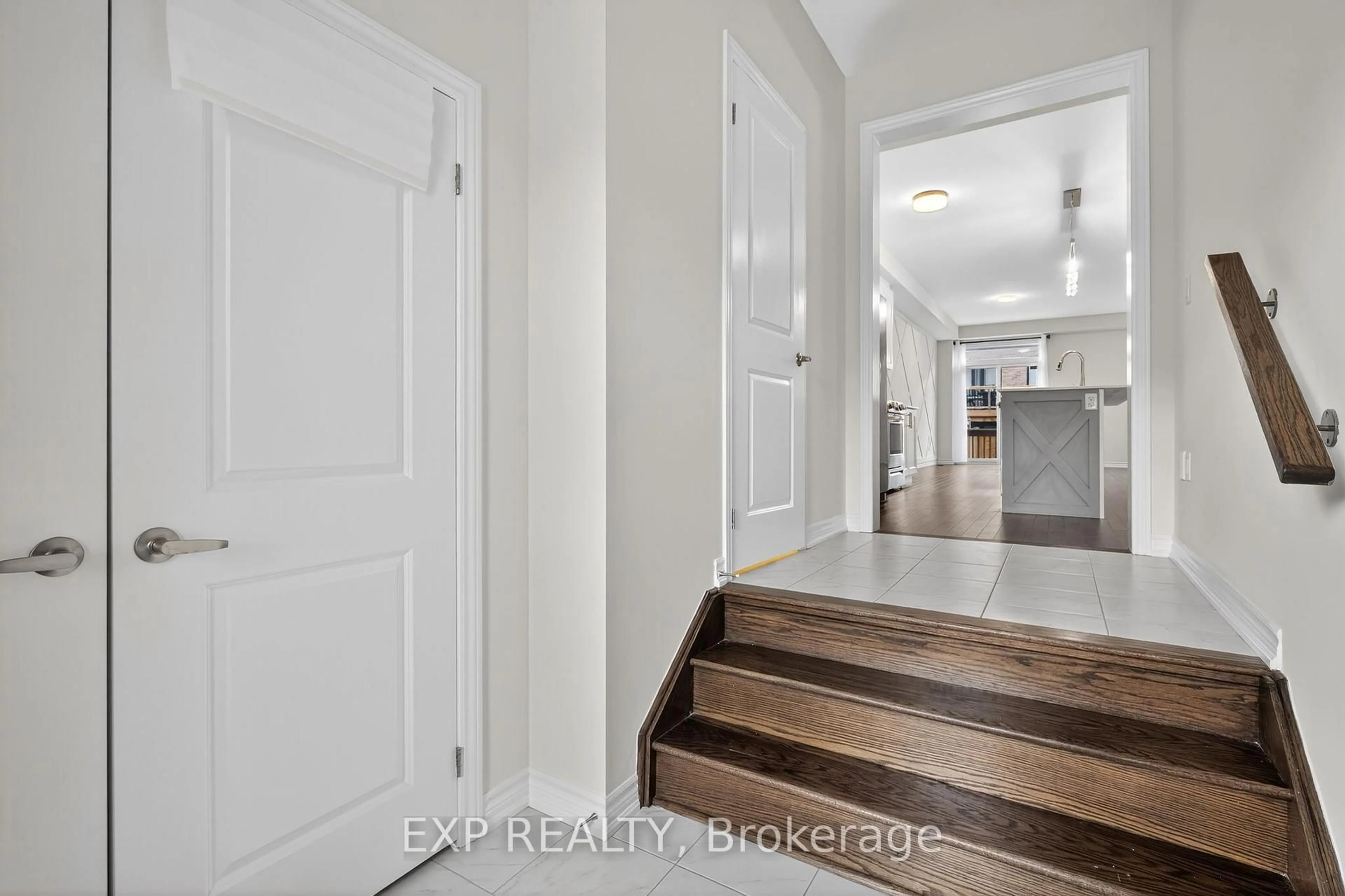 Indoor entryway for 1467 Blackmore St, Innisfil Ontario L9S 0P1
