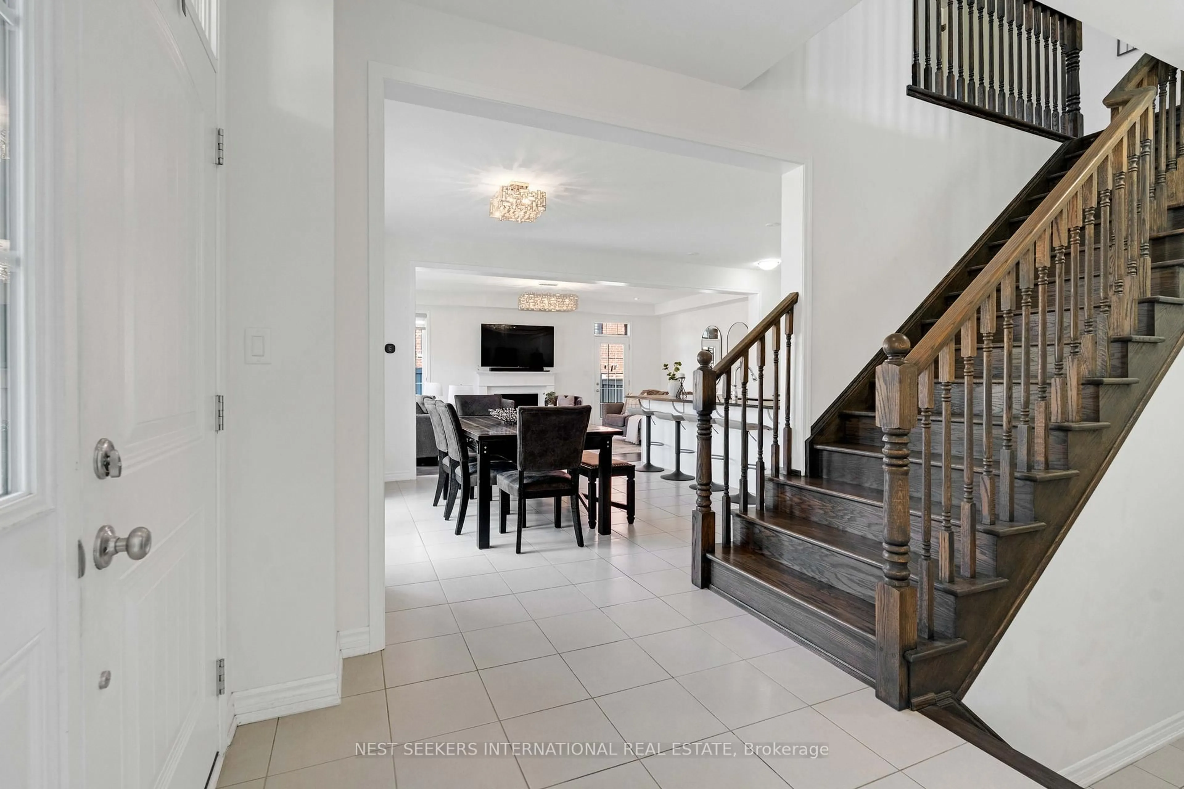 Indoor foyer for 125 Lacrosse Tr, Vaughan Ontario L4H 4V8