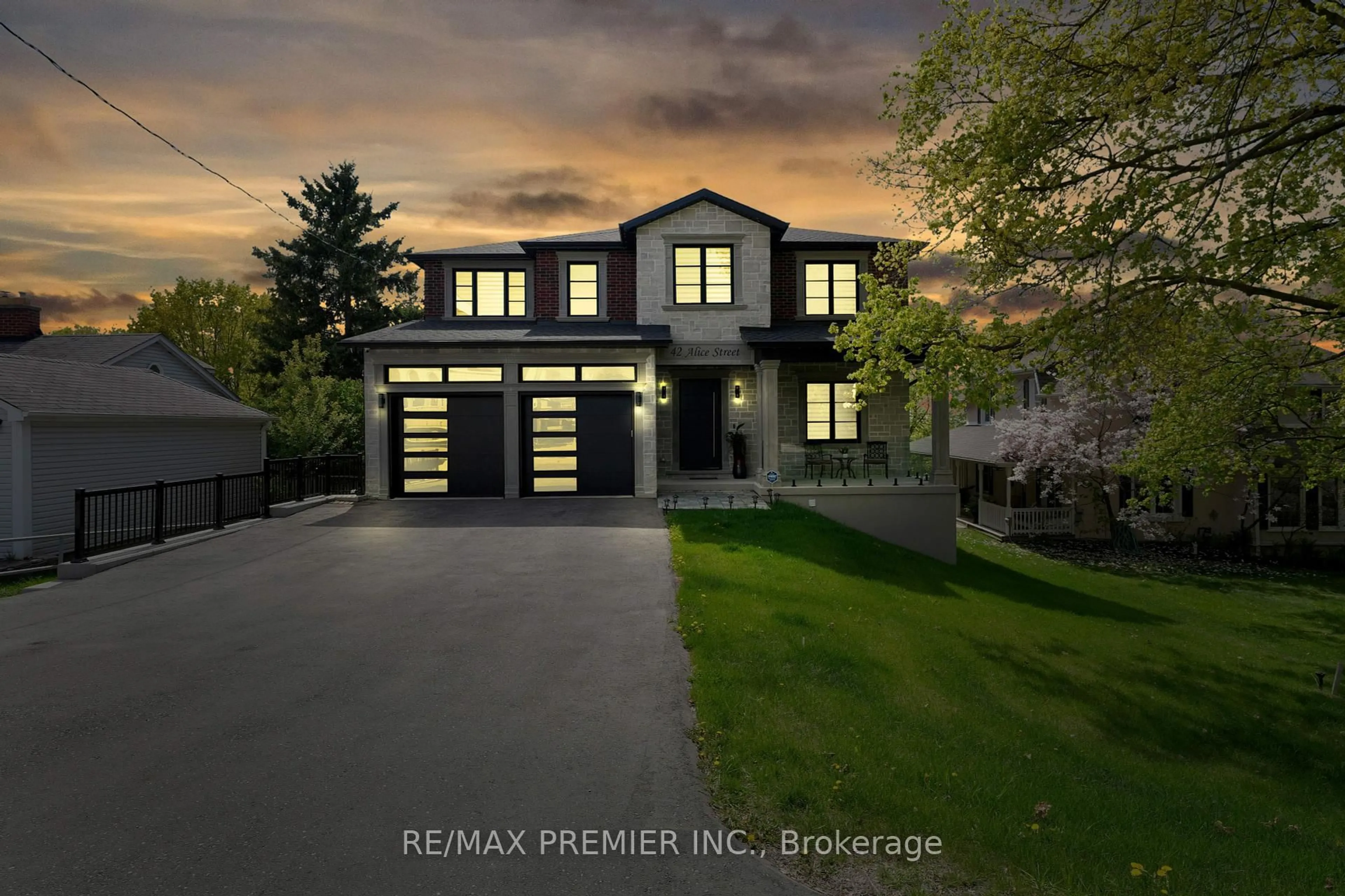 Unknown for 42 Alice St, East Gwillimbury Ontario L0G 1M0