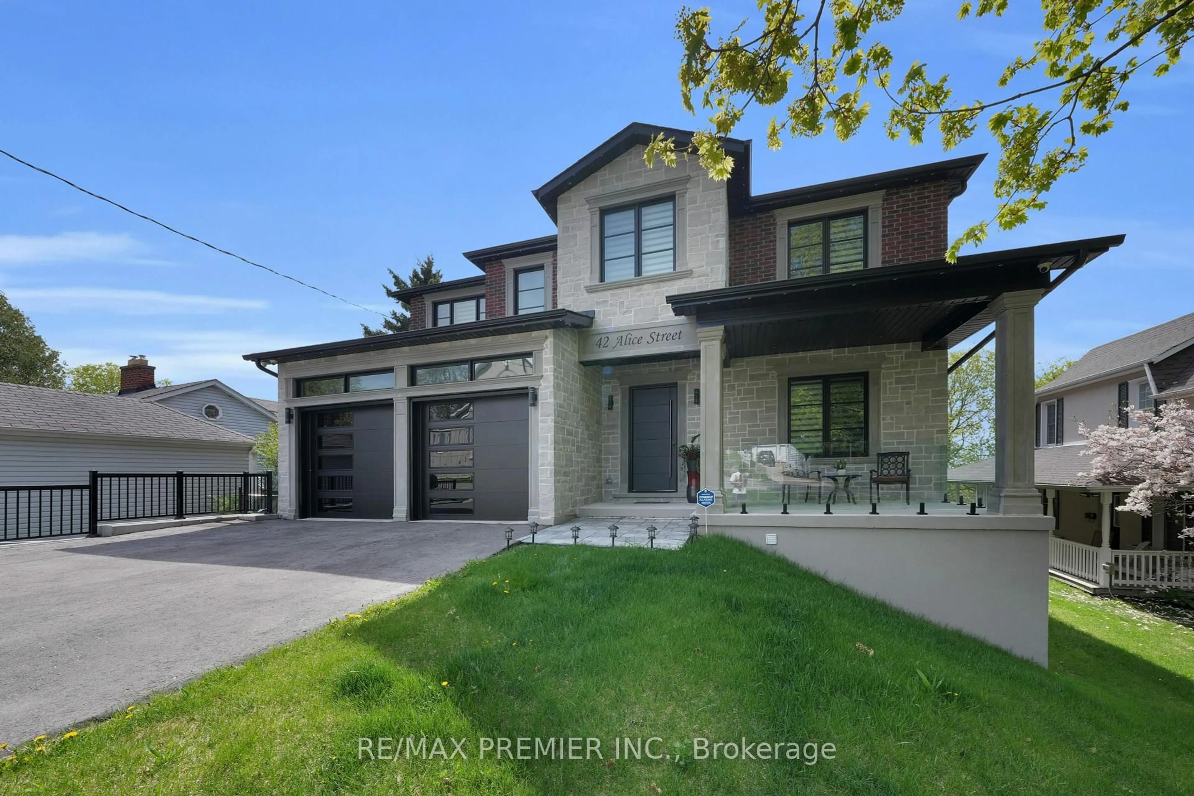 Home with brick exterior material, street for 42 Alice St, East Gwillimbury Ontario L0G 1M0