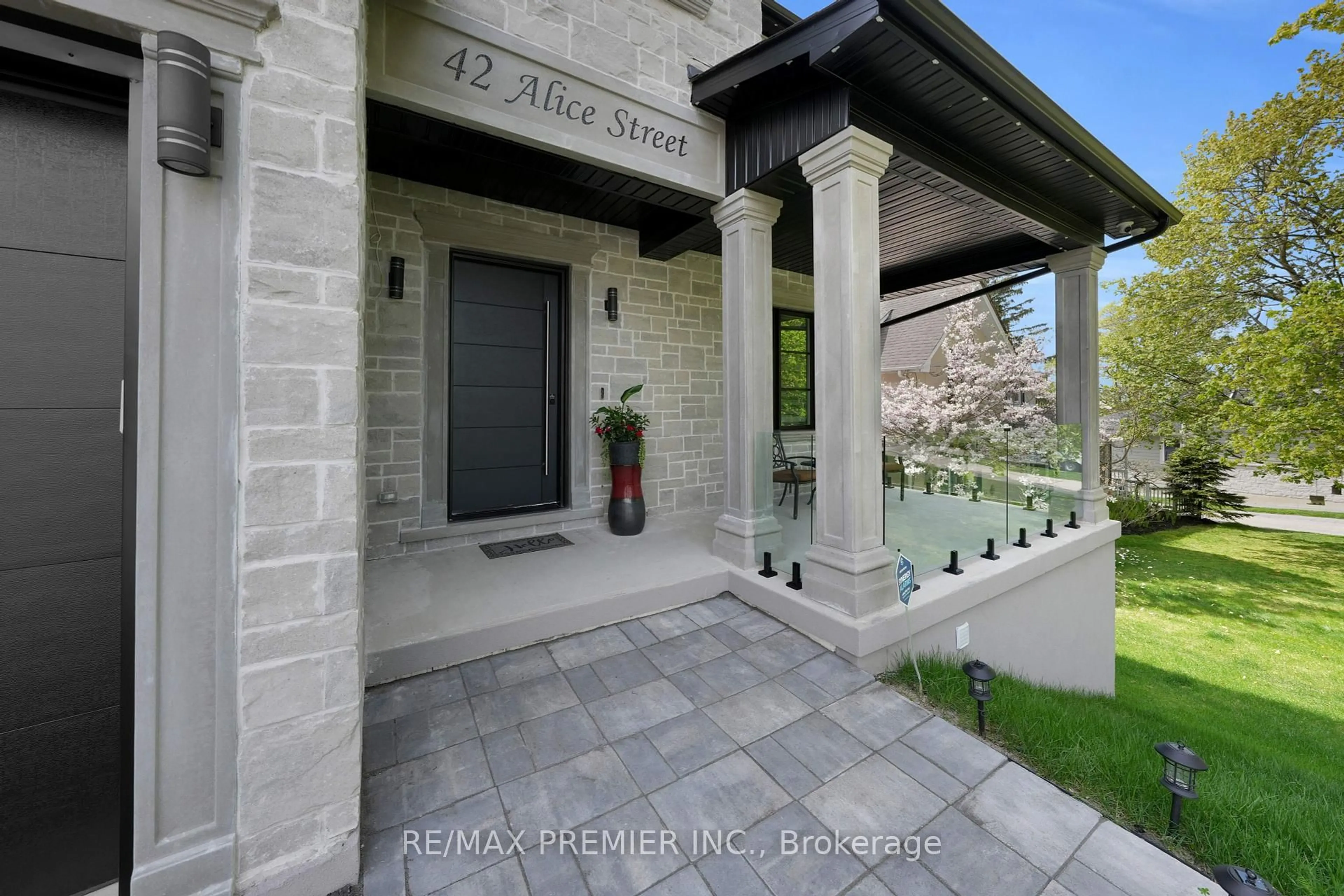 Unknown for 42 Alice St, East Gwillimbury Ontario L0G 1M0