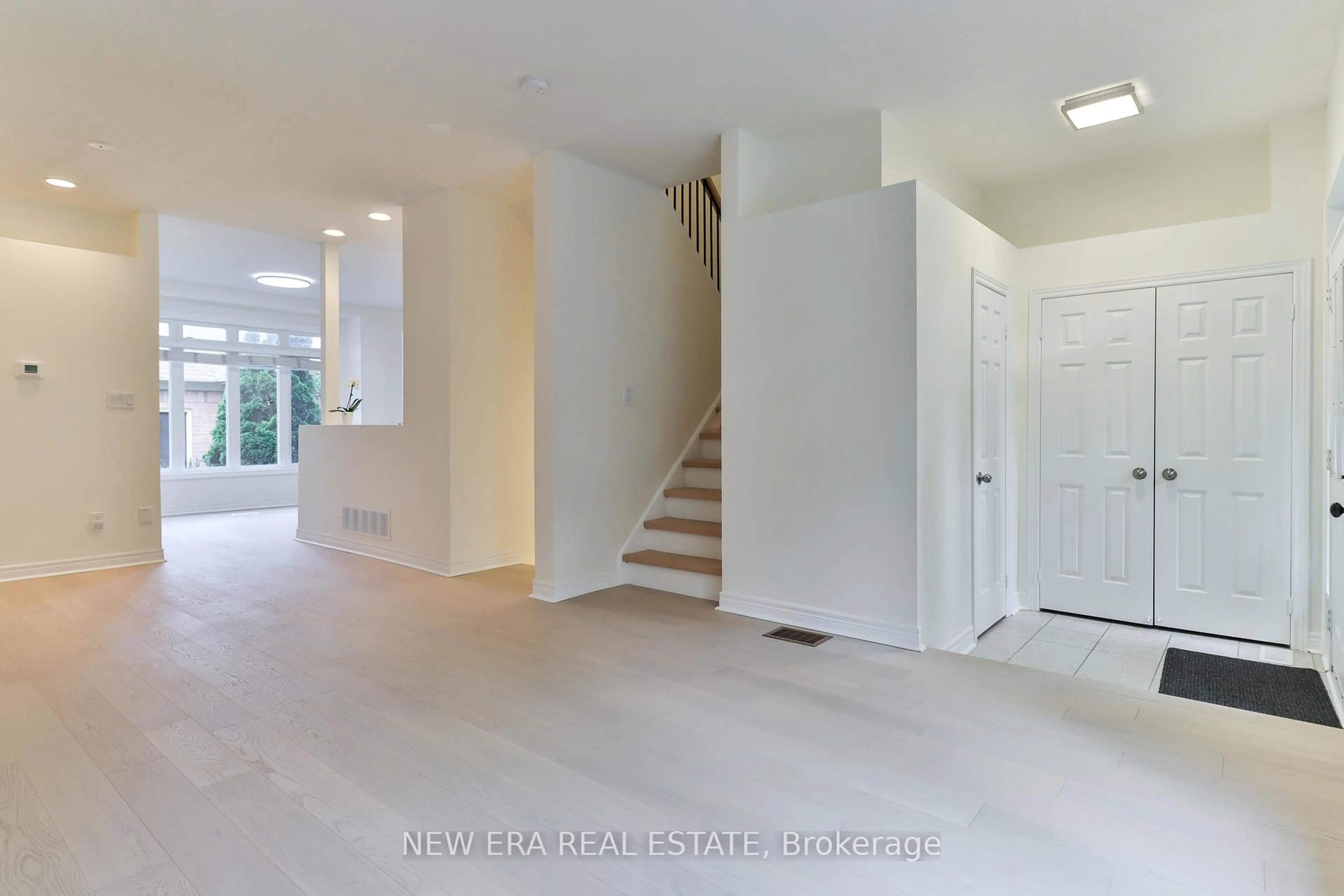 Indoor foyer for 3 Sharon Lee Dr, Markham Ontario L6C 2J6