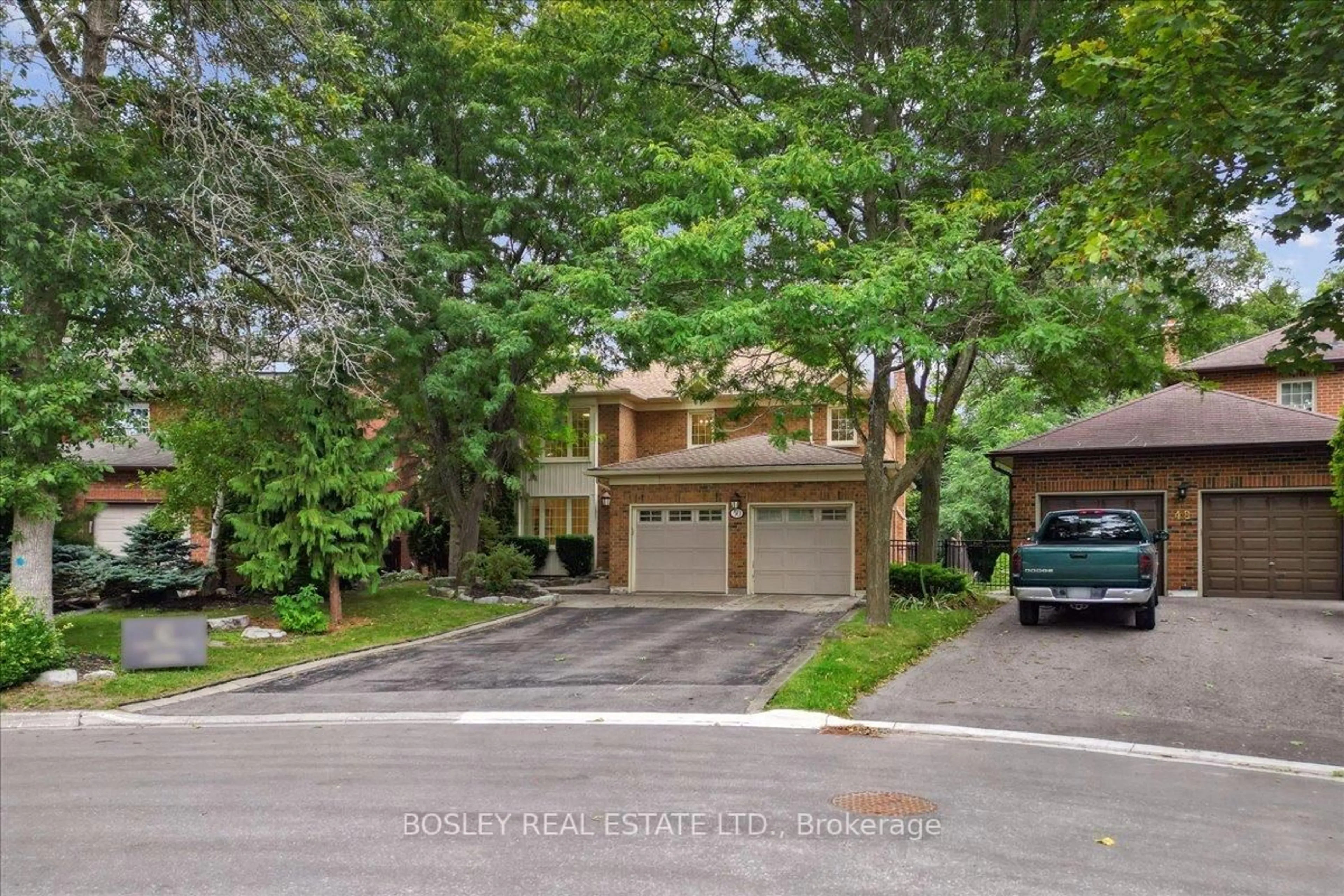 A pic from outside/outdoor area/front of a property/back of a property/a pic from drone, street for 50 Simmons Cres, Aurora Ontario L4G 6B6